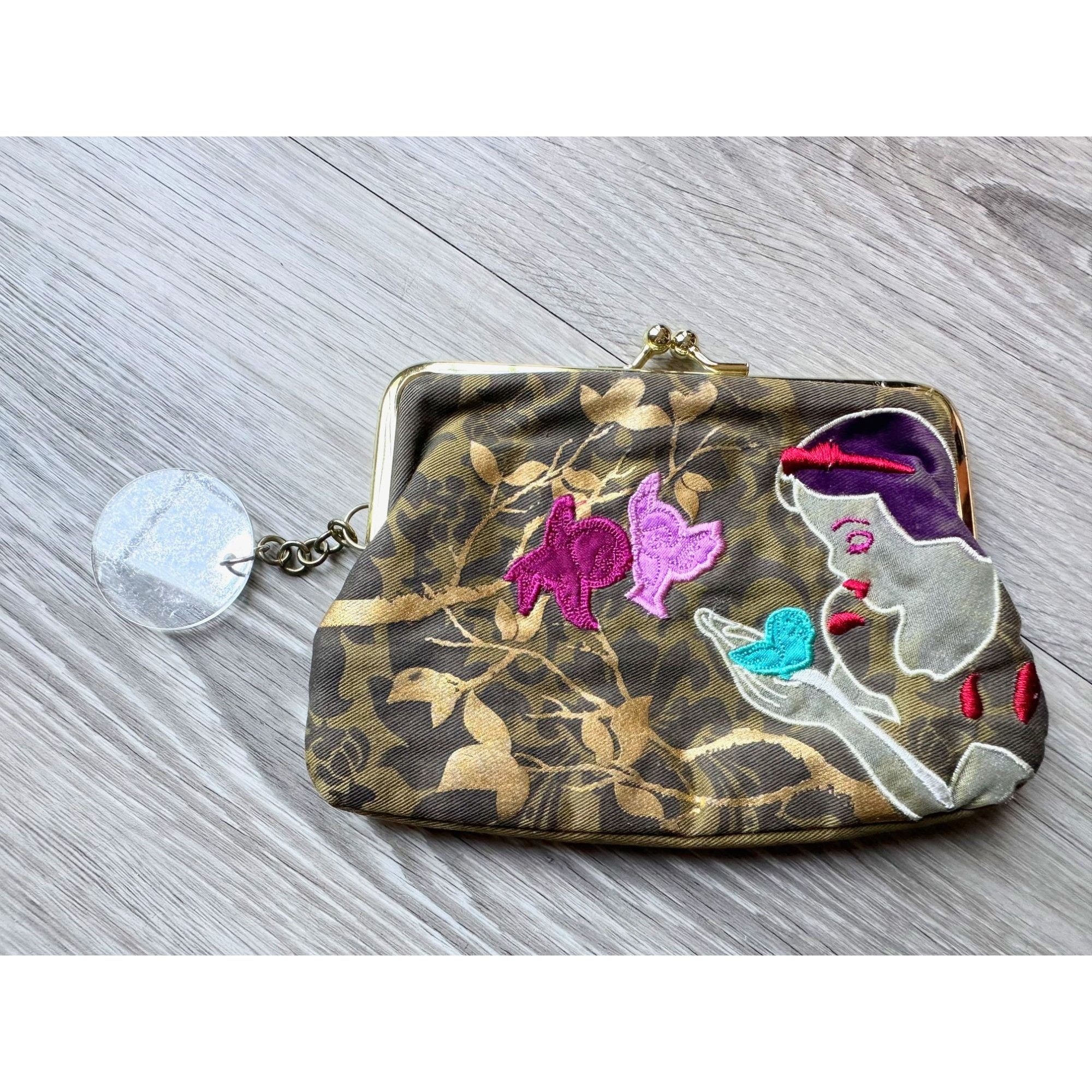 Disney Disney Couture Snow White Kisslock Coin Pouch / Change Purs Size ONE SIZE - 4 Thumbnail