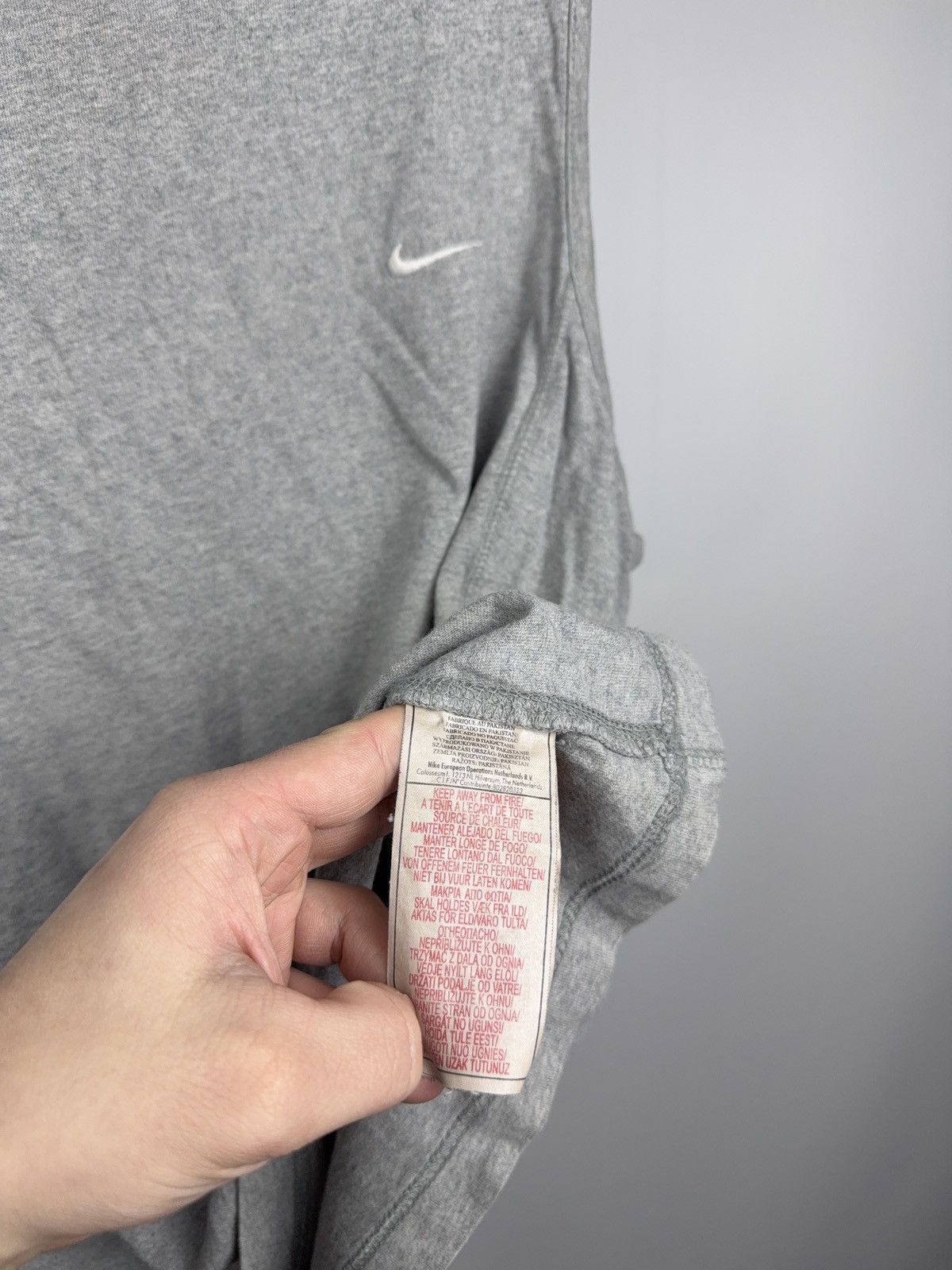 Nike 00s Vintage Nike Minimalist Sleeveless Tank Top Grey Swoosh Size US L / EU 52-54 / 3 - 7 Thumbnail
