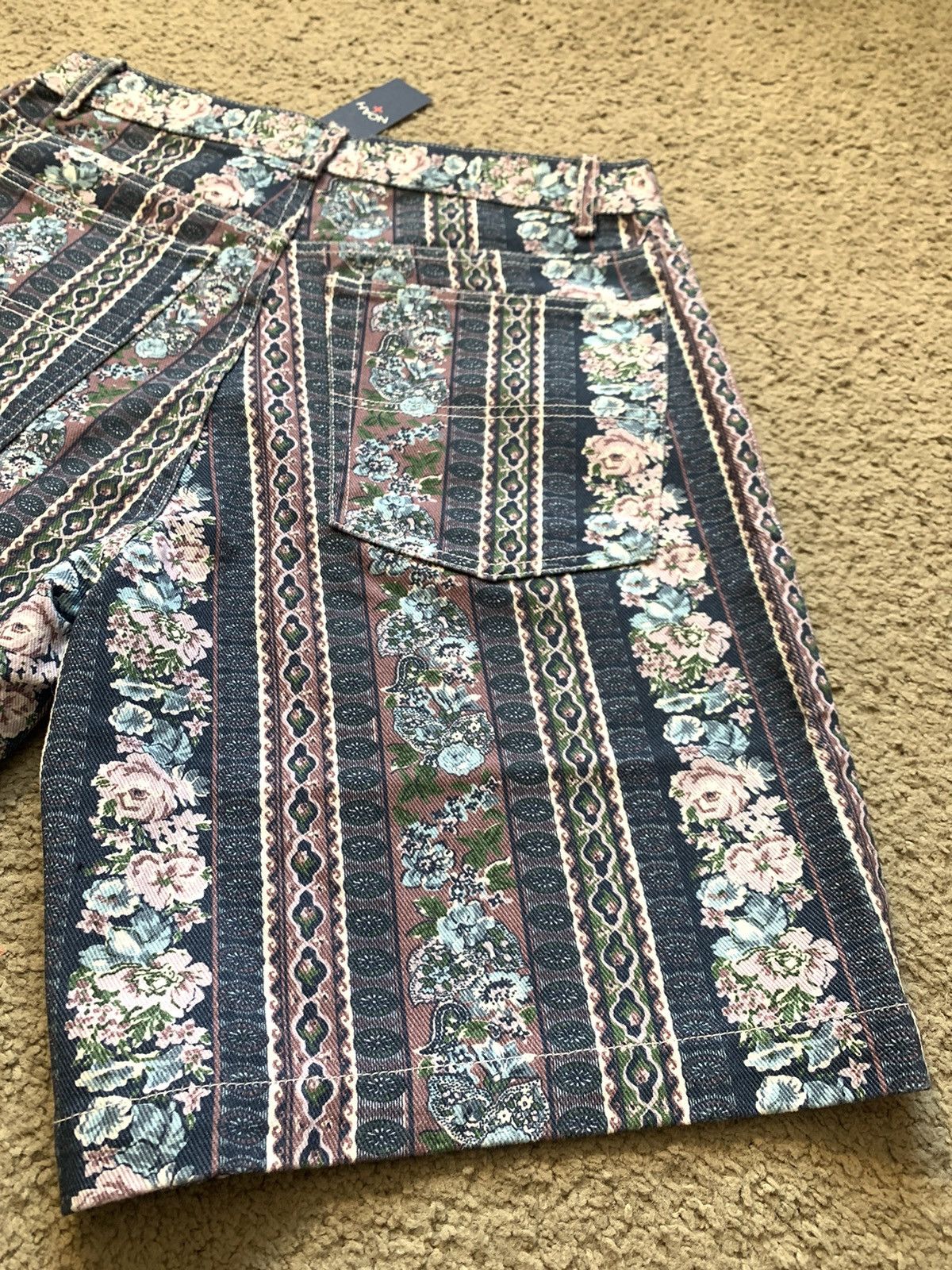 Noah NOAH 90’s STYLE DENIM STRIPED FLORAL SHORTS Size US 30 / EU 46 - 16 Thumbnail