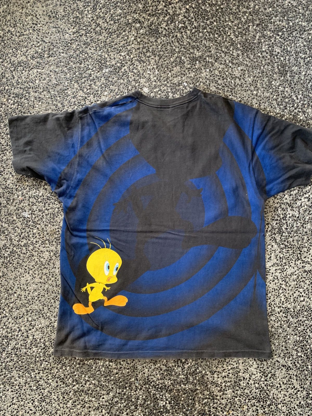 Vintage Vintage 90s Tweety Looney Tunes AOP Bulleyes T Shirt Size US L / EU 52-54 / 3 - 13 Thumbnail