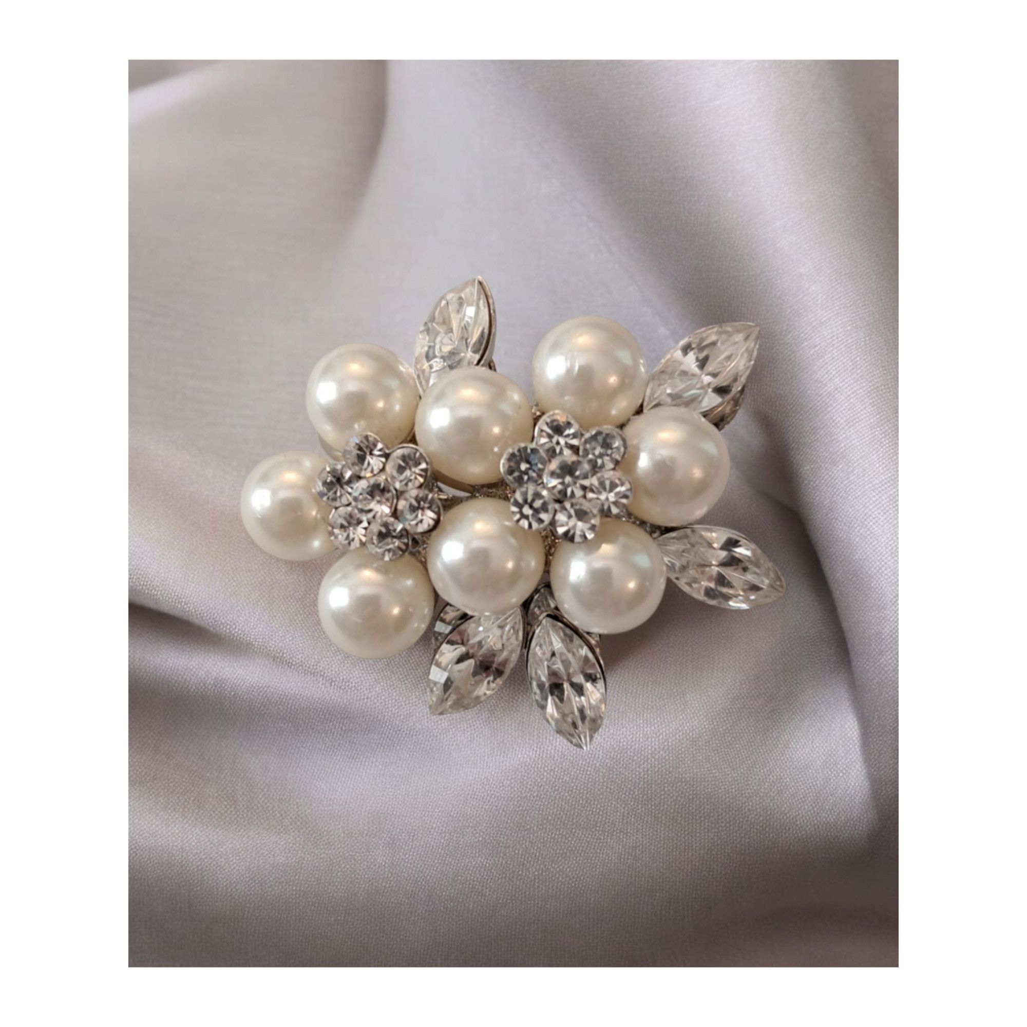 Other Elegant Vintage Inspired Pearl and Rhinestone Brooch Size ONE SIZE - 1 Thumbnail