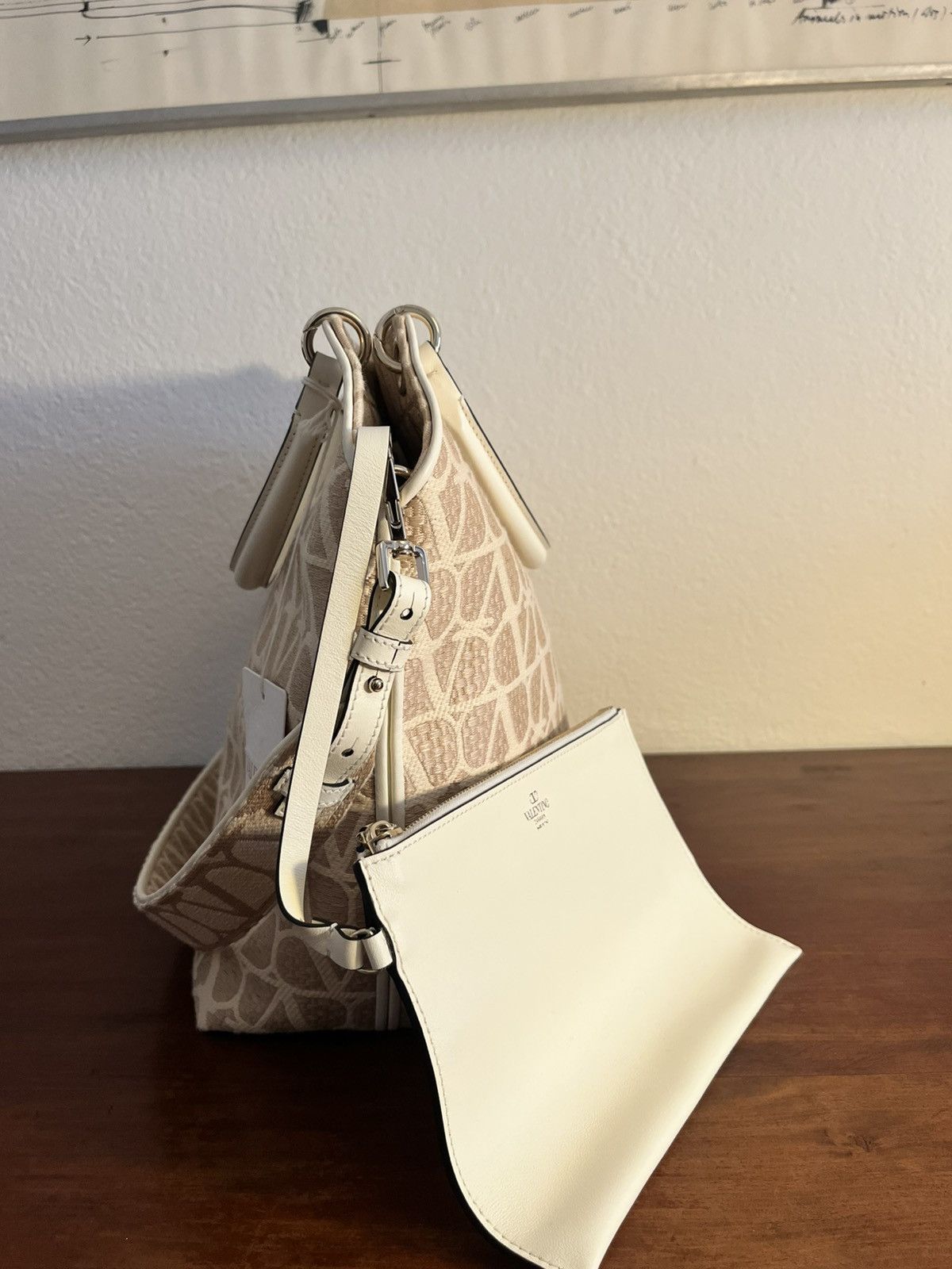 Valentino Valentino Medium Tote Bag Iconographe. Brand new with tags Size ONE SIZE - 7 Thumbnail