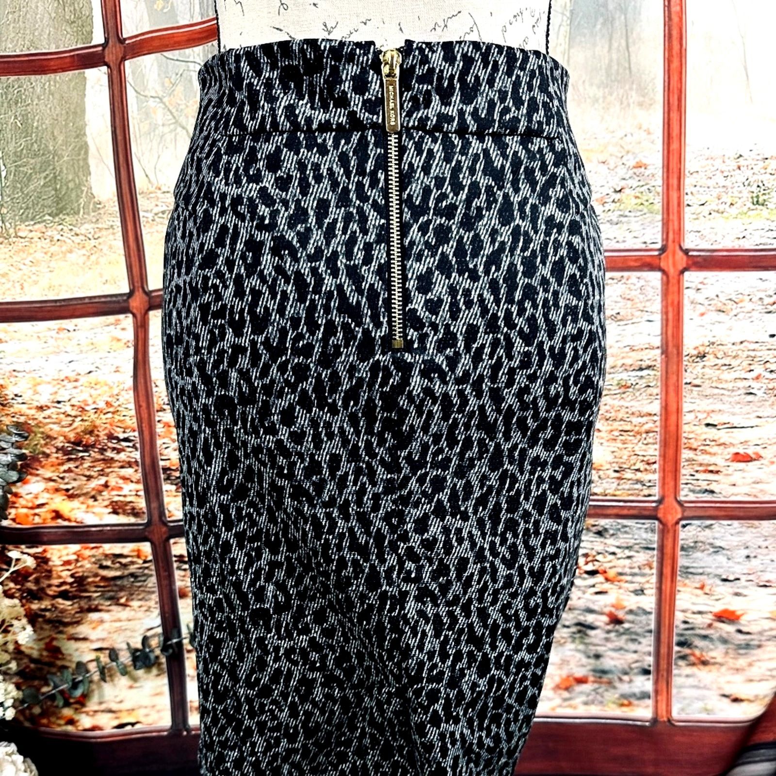 Michael Kors Michael Kors Leopard Print Skirt Gray and Black size 2 Size 26" / US 2 / IT 38 - 7 Thumbnail