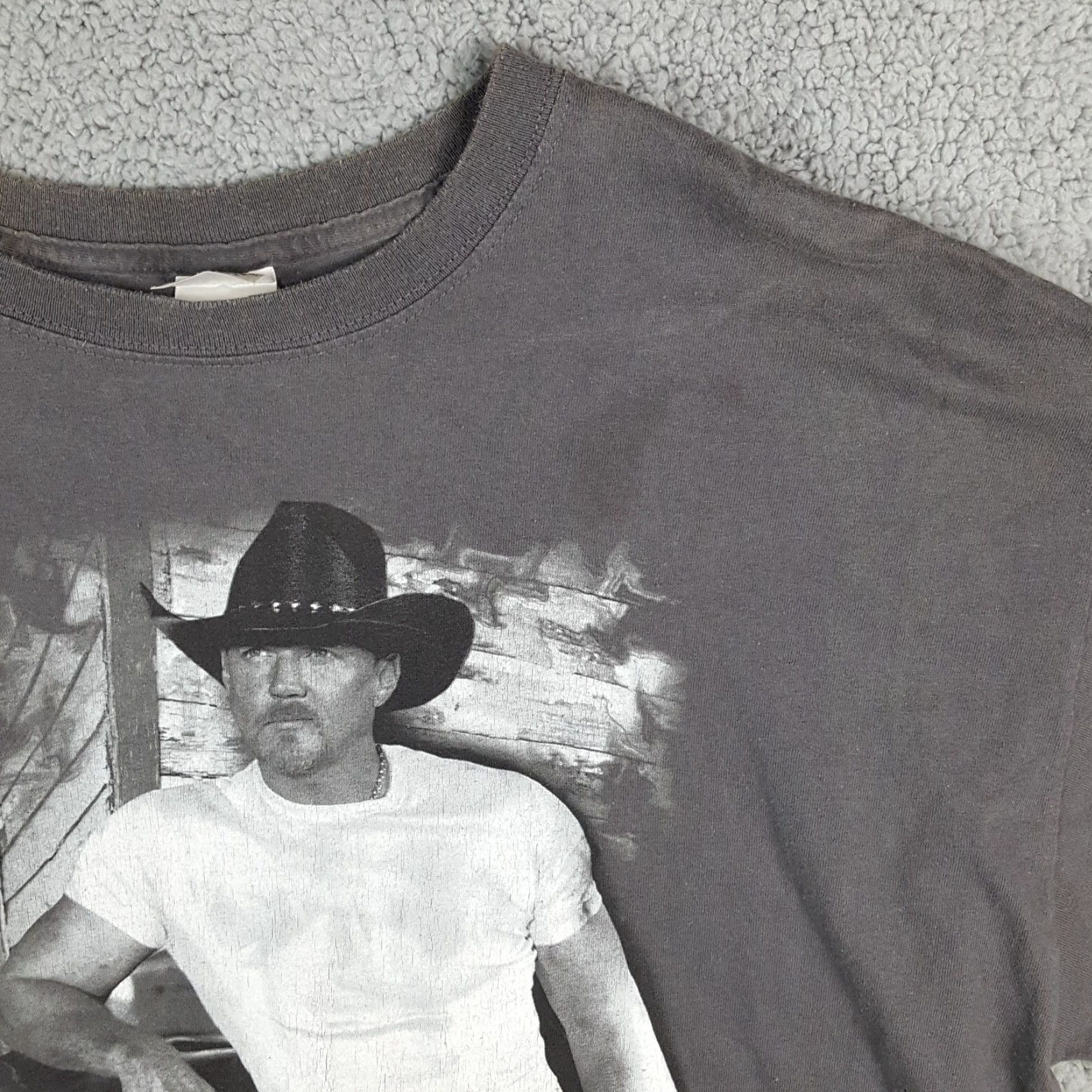 Gildan VINTAGE Trace Adkins Dangerous Man Tour T Shirt 90s Grunge Cotton XL Gray Mens Vintage Tour Logo Embroidered Power Band Shirt Size US XL / EU 56 / 4 - 3 Thumbnail