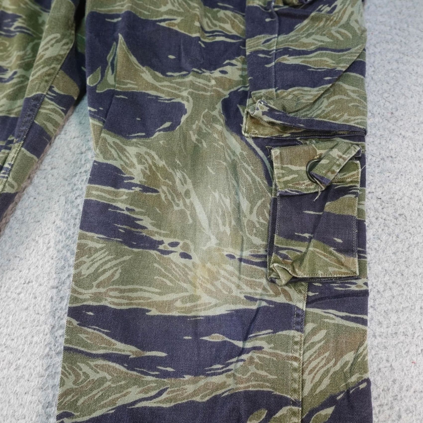Vintage VINTAGE Vietnam War Tiger Stripe Pants M Men Casual Cargo Pockets 28x29 Green Camouflage Army Season Fall Mens Size US 31 - 3 Thumbnail