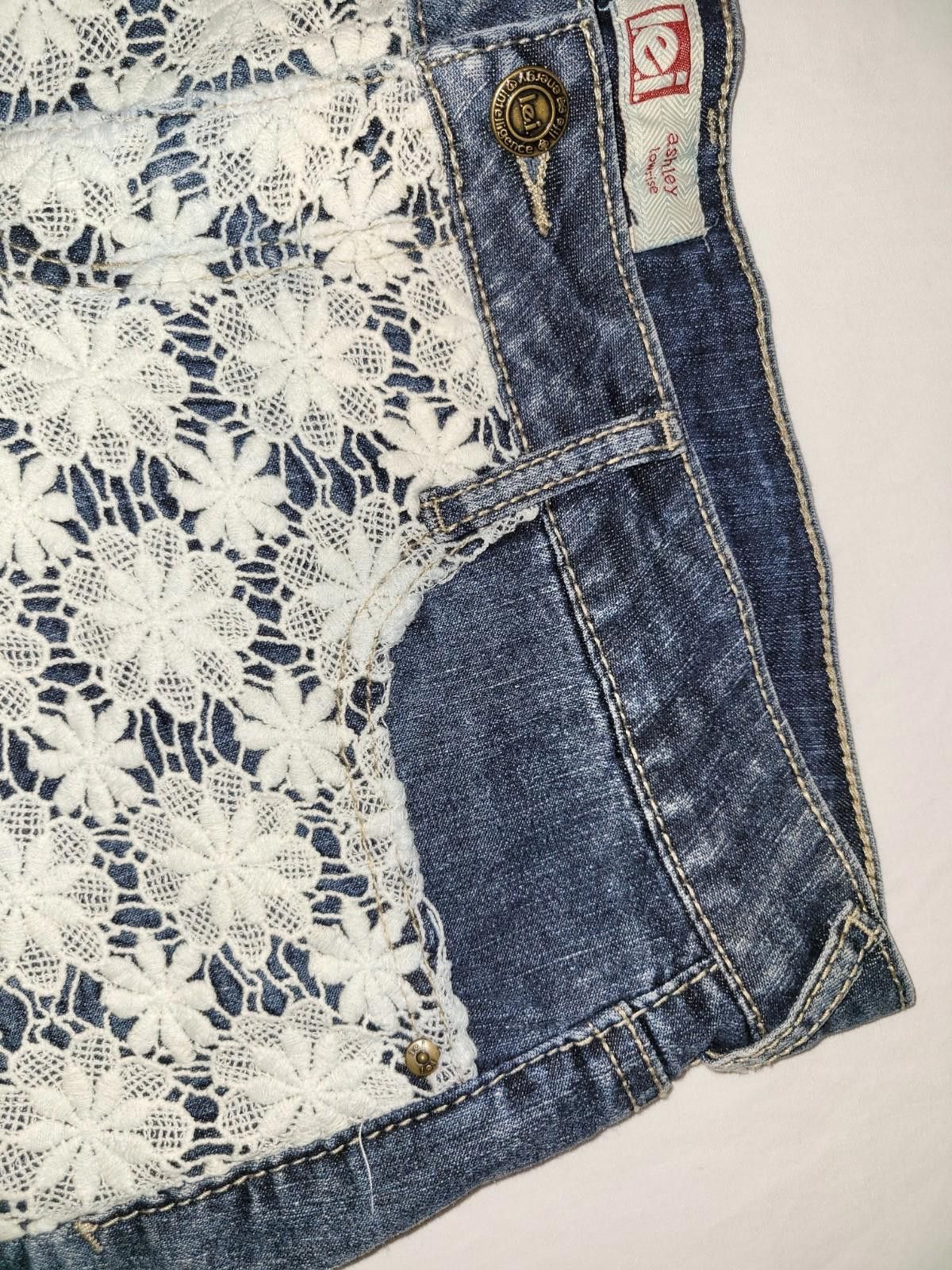L.E.I. l.e.i. Ashley lowrise jean shorts juniors size 13 Size 30" / US 8 / IT 44 - 4 Thumbnail