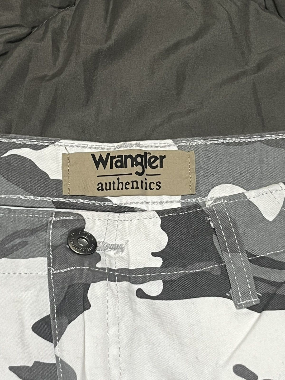 Wrangler White/Grey Wrangler Camo Cargo Shorts Size US 32 / EU 48 - 3 Thumbnail