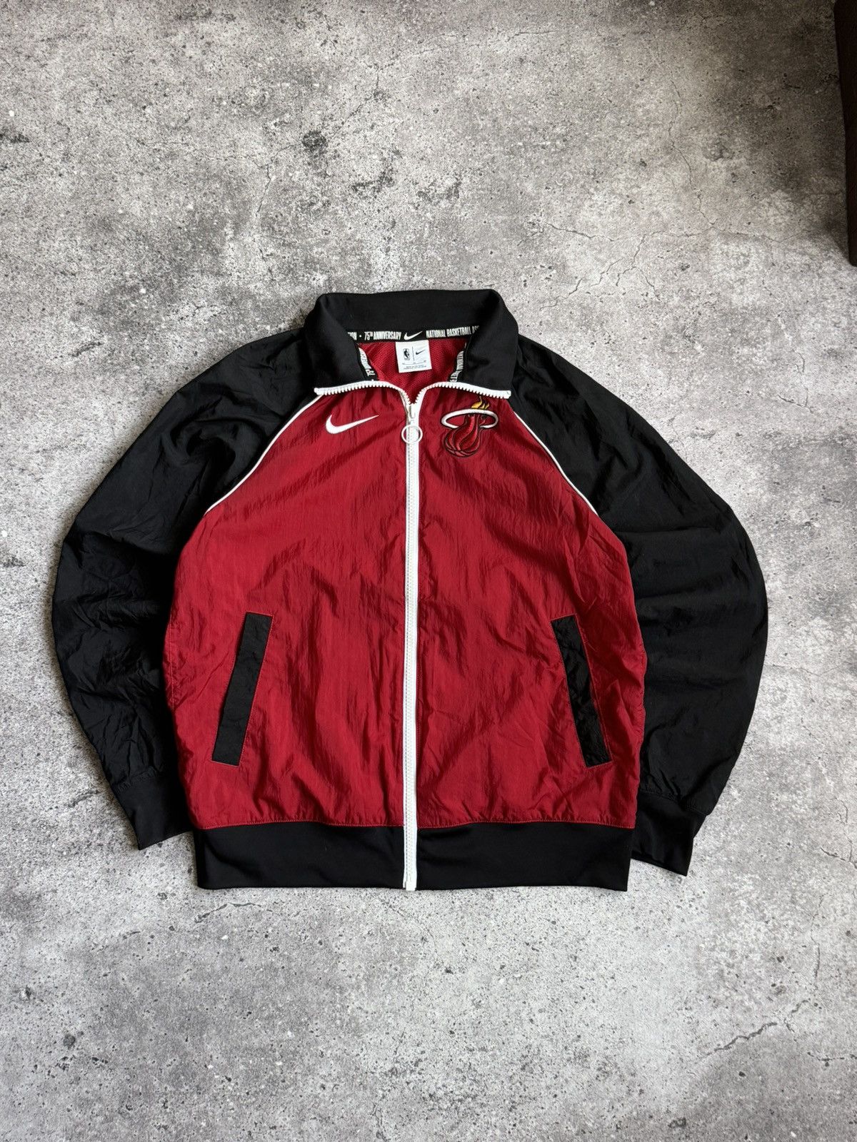 Nike Vintage Nike Miami Heat NBA nylon hoodie jacket Size US M / EU 48-50 / 2 - 1 Thumbnail