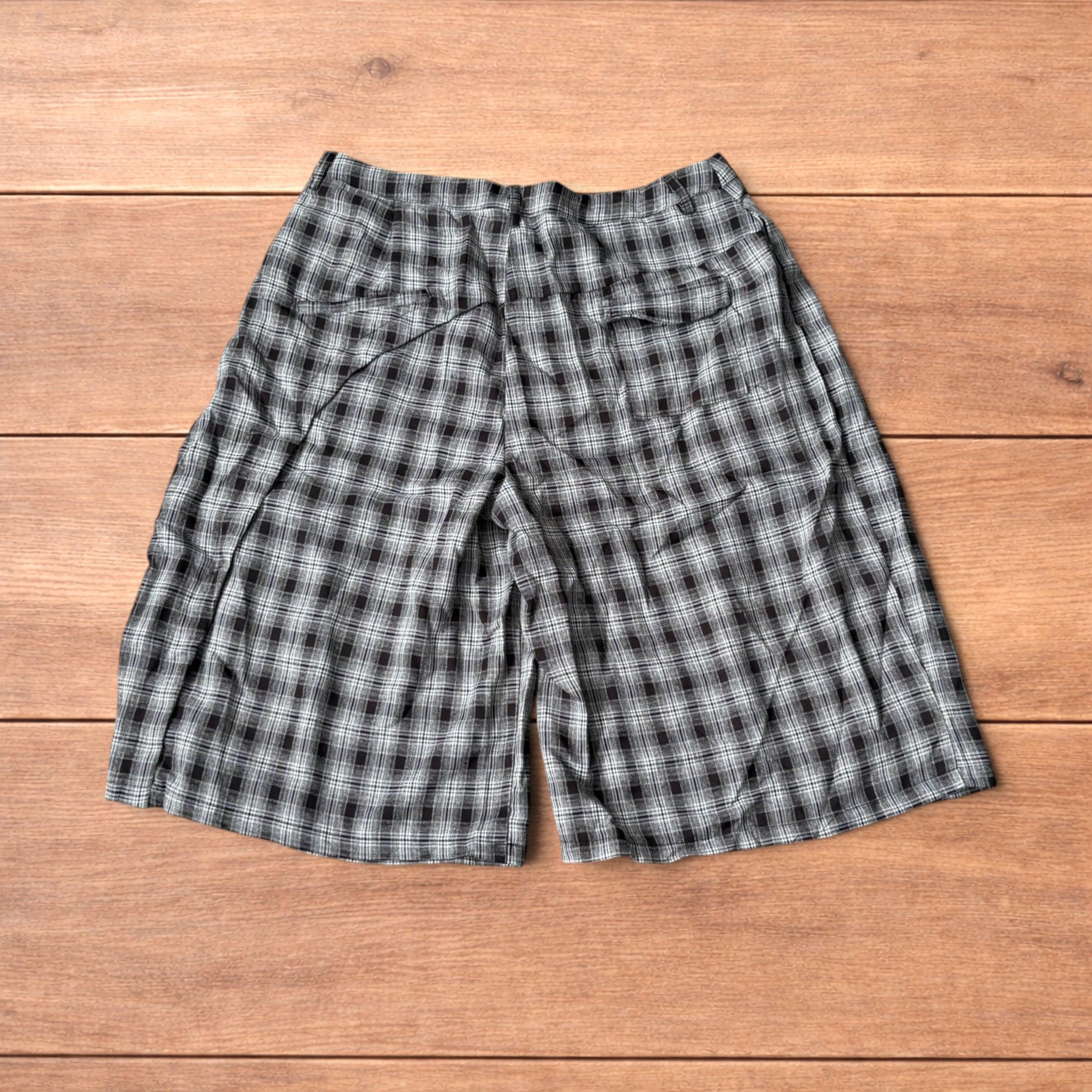 Japanese Brand Super baggy checkered lightweight shorts in black/beige. Size US 32 / EU 48 - 2 Thumbnail