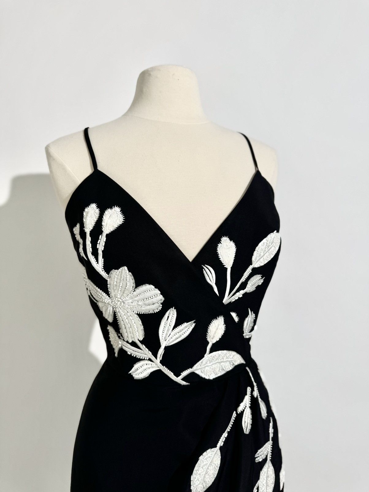 Carolina Herrera US 12 CAROLINA HERRERA Floral Embellished Wrap Silk Gown Size XL / US 12-14 / IT 48-50 - 4 Thumbnail