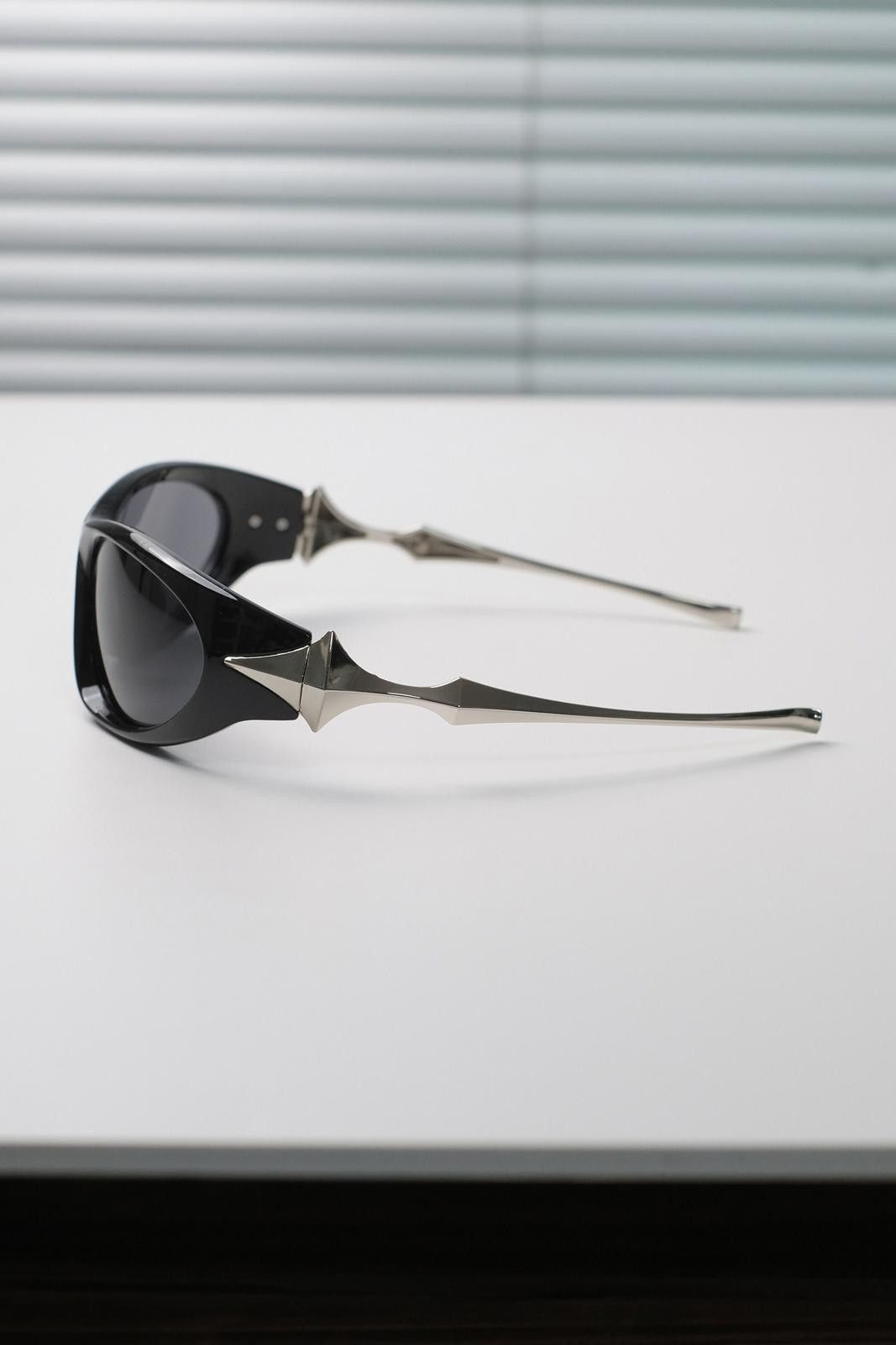 Japanese Brand Y2k Vtg Avant Garde Futuristic Black Sunglasses Unisex OS Size ONE SIZE - 7 Thumbnail