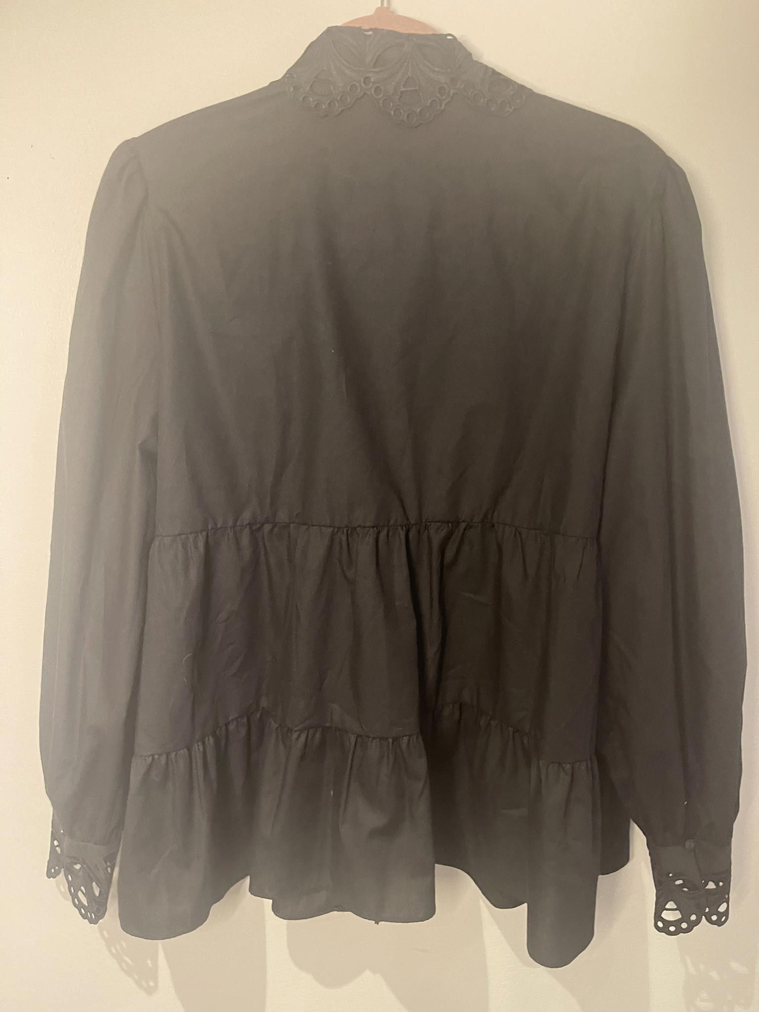 Designer Black Ruffled Cropped Blouse, With lace collar and cuffs Size M / US 6-8 / IT 42-44 - 7 Thumbnail