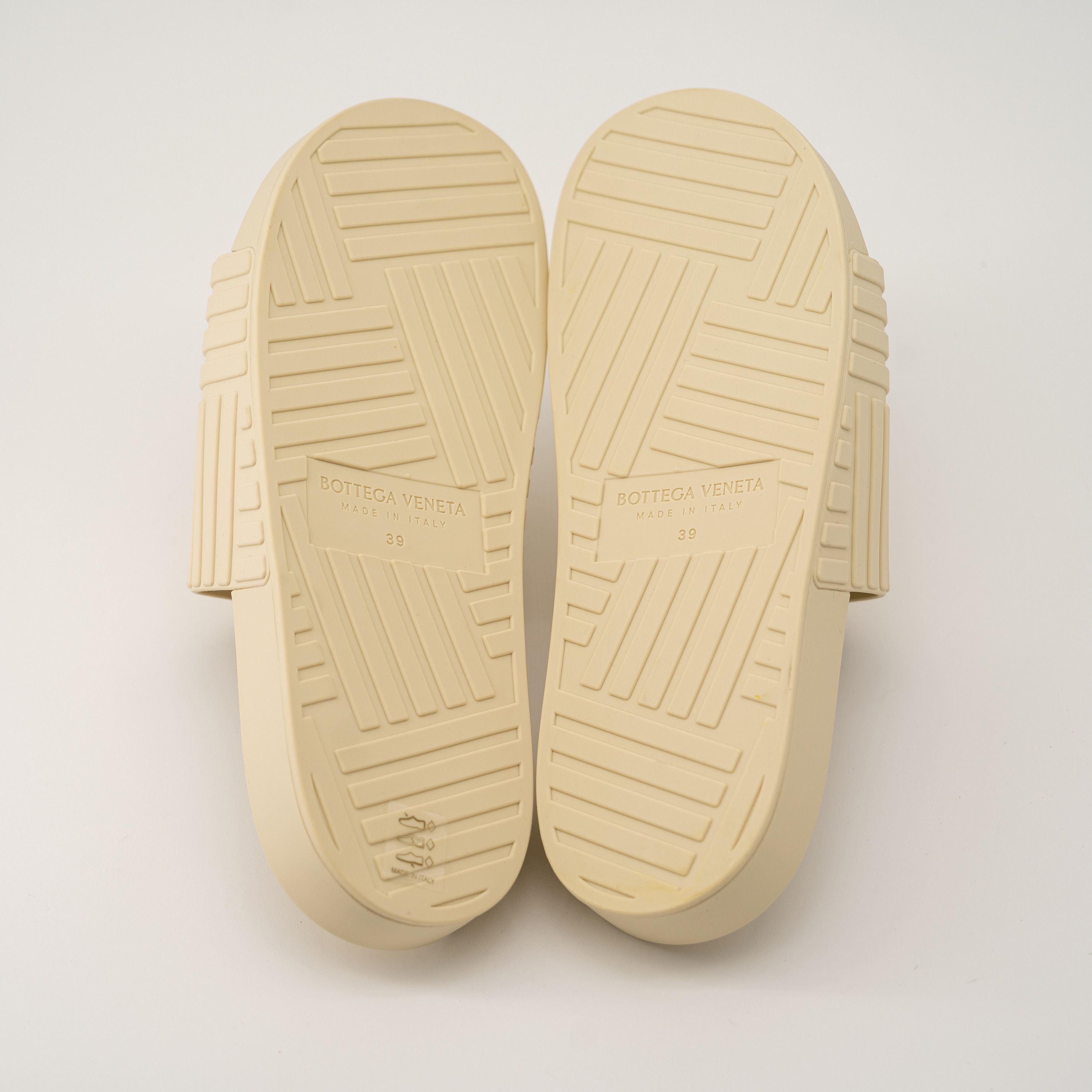 Bottega Veneta 39 9 us Bottega Veneta Sea Salt Rubber Slide Sandals Cream Size US 9 / IT 39 - 4 Thumbnail