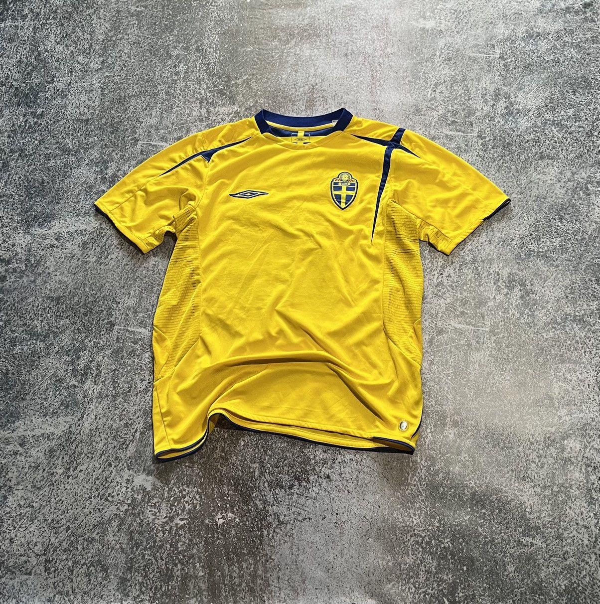Umbro Sweden Umbro Soccer shirt Jersey 2005-2006 season home🇸🇪 Size US M / EU 48-50 / 2 - 3 Thumbnail