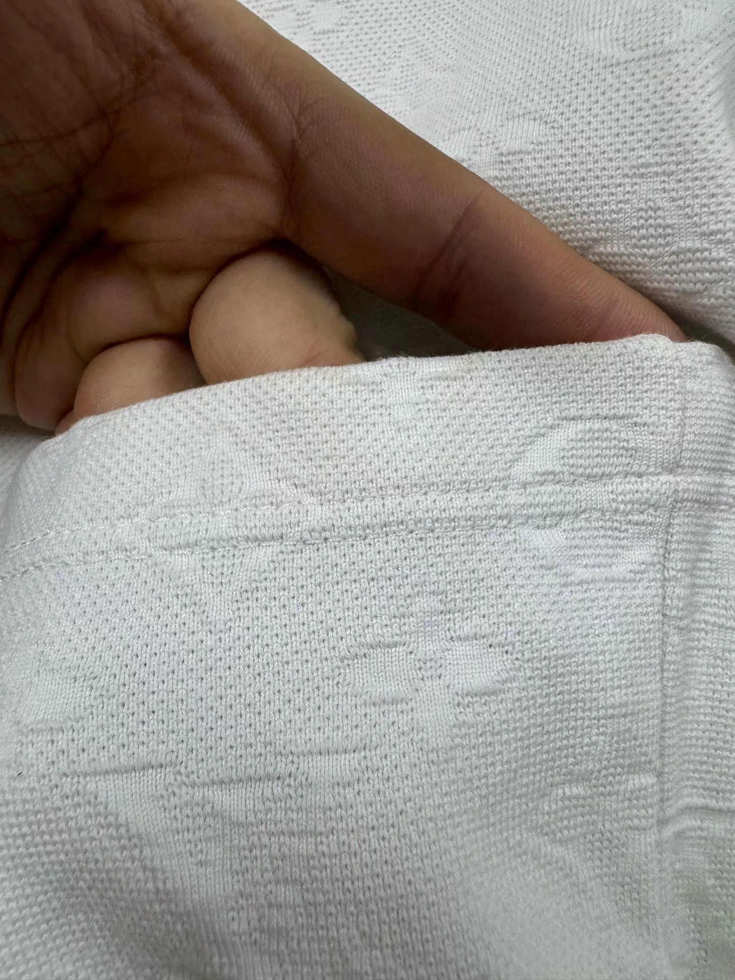 Louis Vuitton LV AOP White T-Shirt XXL Worn minor collar stain Size US XXL / EU 58 / 5 - 5 Thumbnail