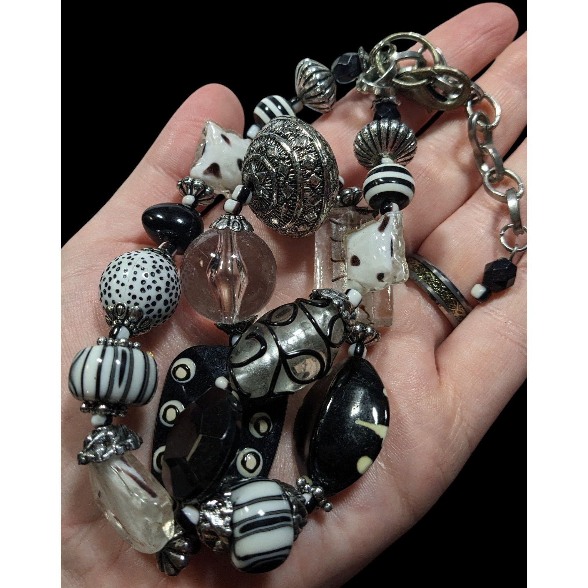 Handmade Handmade Chunky Abstract Black And White Glass Beaded Neckla Size ONE SIZE - 5 Thumbnail