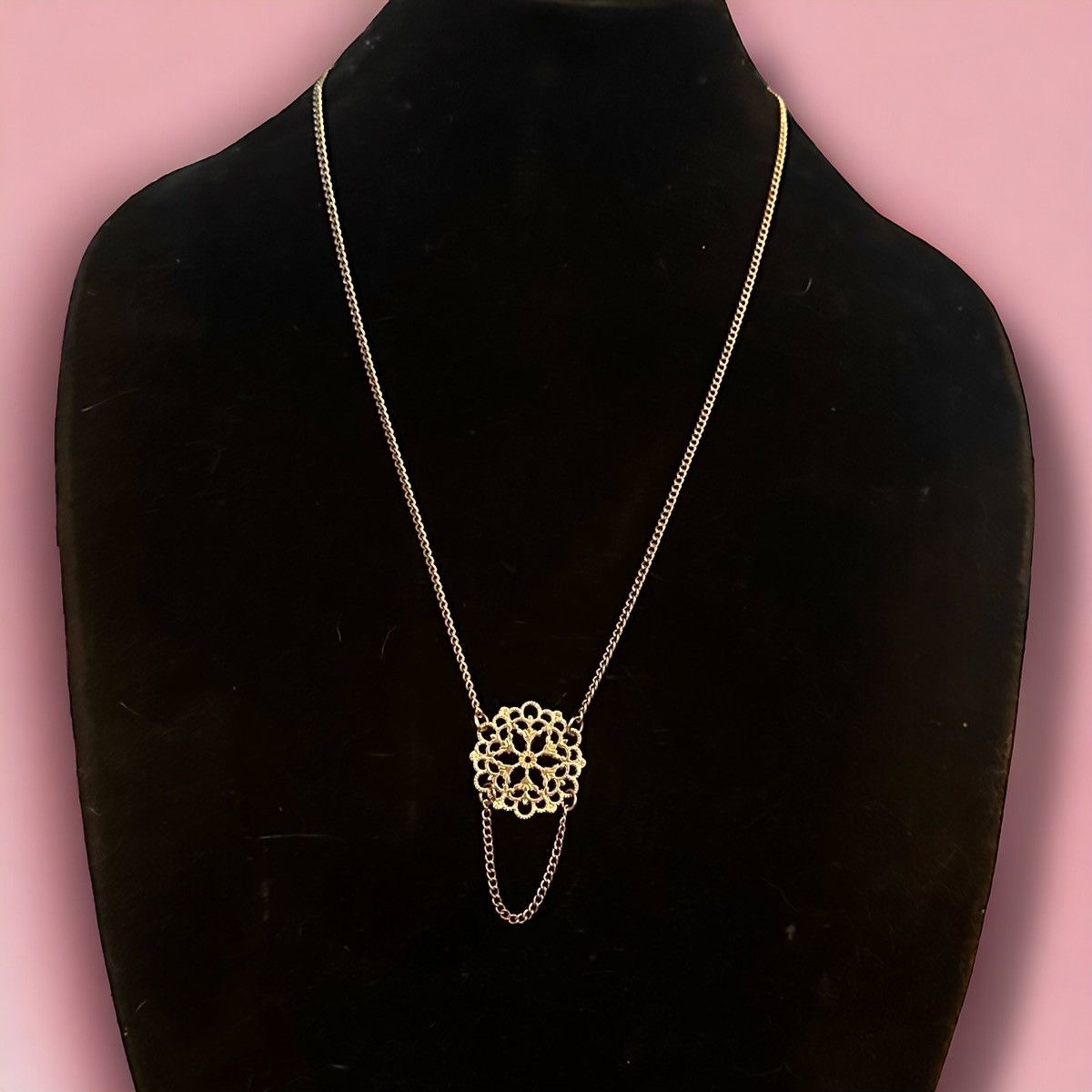 Other Gold tone filigree flower necklace Size ONE SIZE - 1 Thumbnail