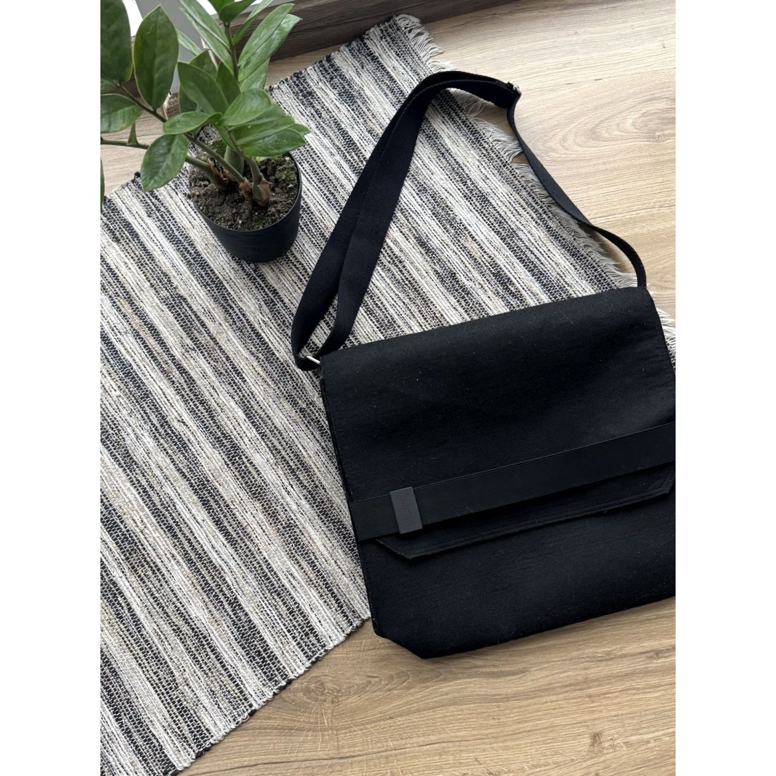 Issey Miyake ISSEY MIYAKE PARFUMS Black Felt Crossbody Messenger/ Laptop Bag NWOT Unisex Adults Medium Zip Cotton Size ONE SIZE - 3 Thumbnail