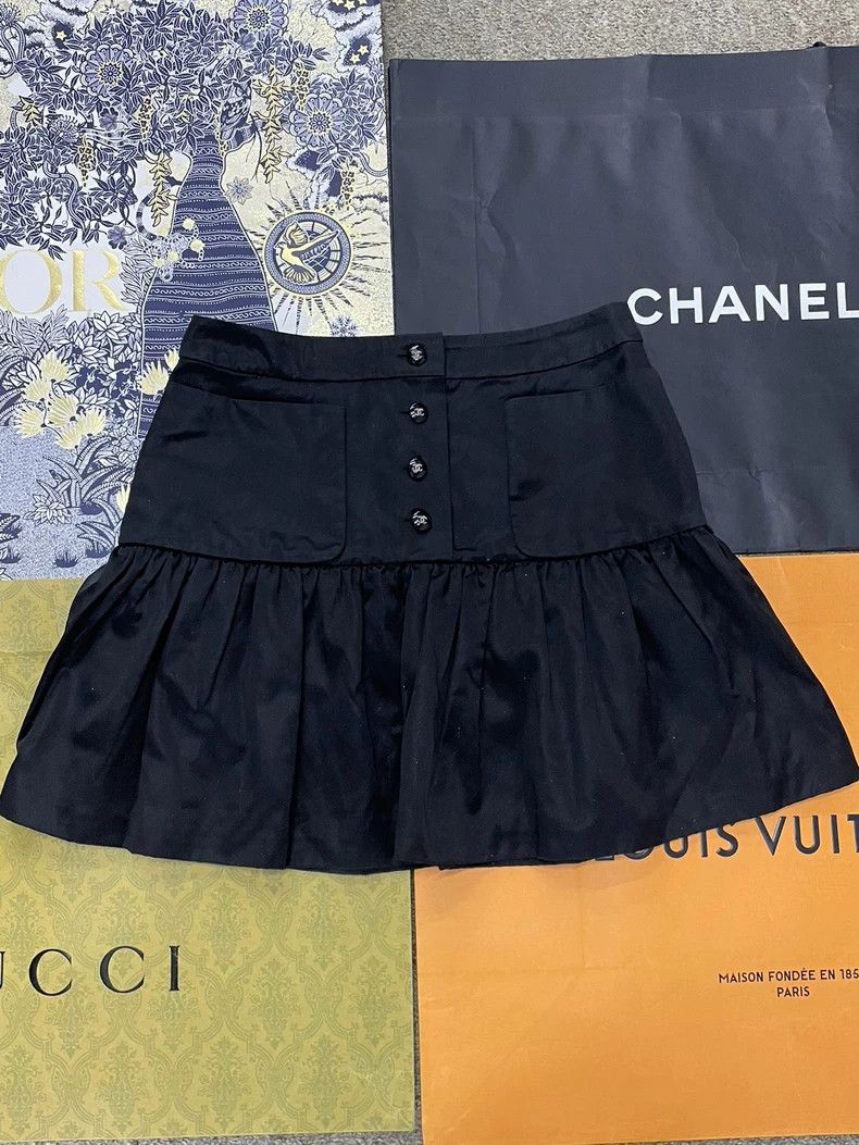 Chanel Chanel Black shiny diamond buckle pleated skirt Size 25" / US 0 / IT 36 - 1 Thumbnail