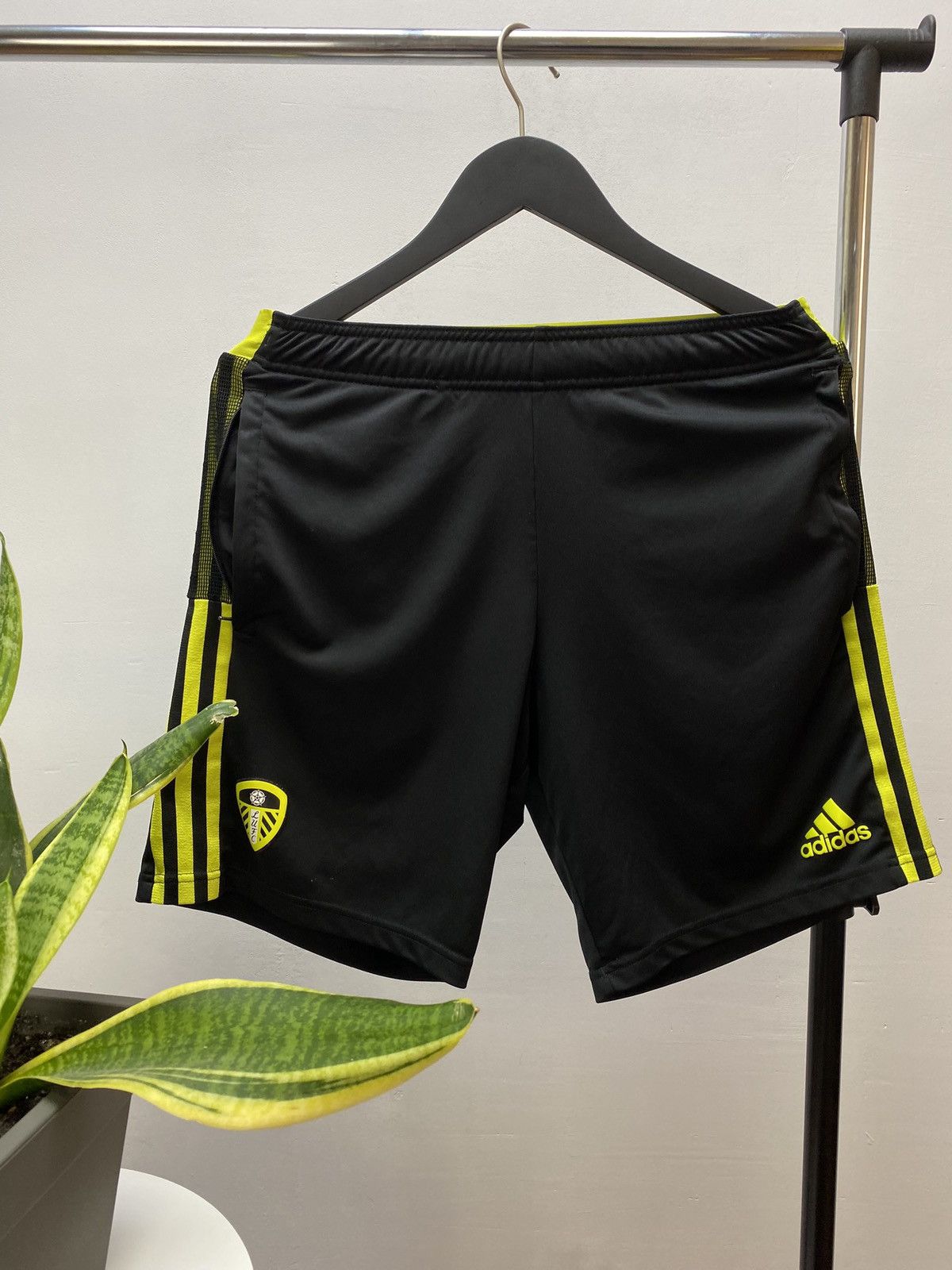 Adidas LEEDS UNITED 2021 2022 #16 FOOTBALL JERSEY AND SHORTS Size US M / EU 48-50 / 2 - 16 Thumbnail