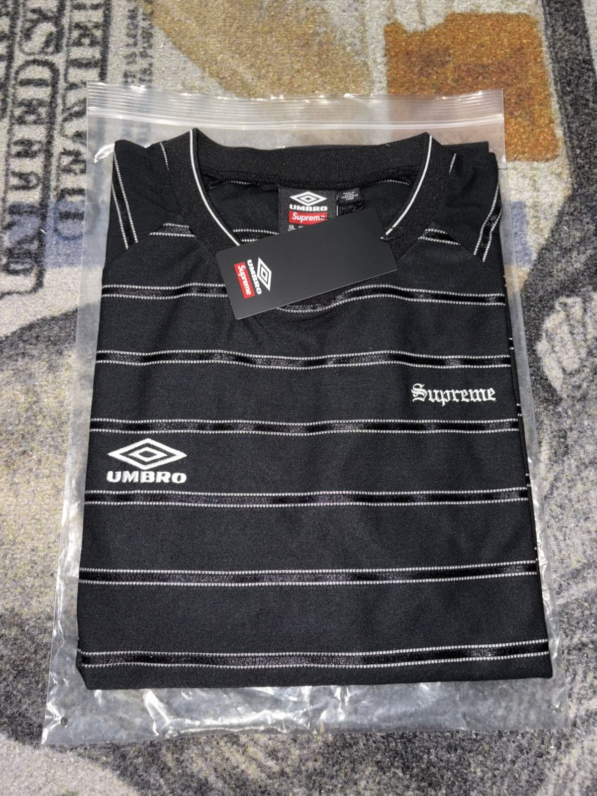 ウェア Supreme xumbro stripe SoccerJersey black Supreme Umbro Stripe Soccer Jersey (SS25) - $98