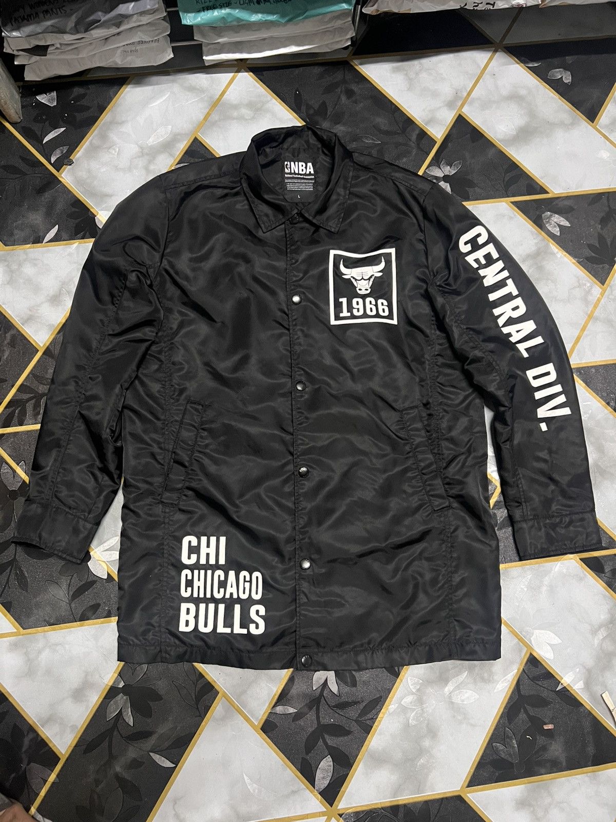 NBA NBA Chicago Bulls TaeYang Style Men’s Long Shirket Jackets Size US L / EU 52-54 / 3 - 1 Thumbnail