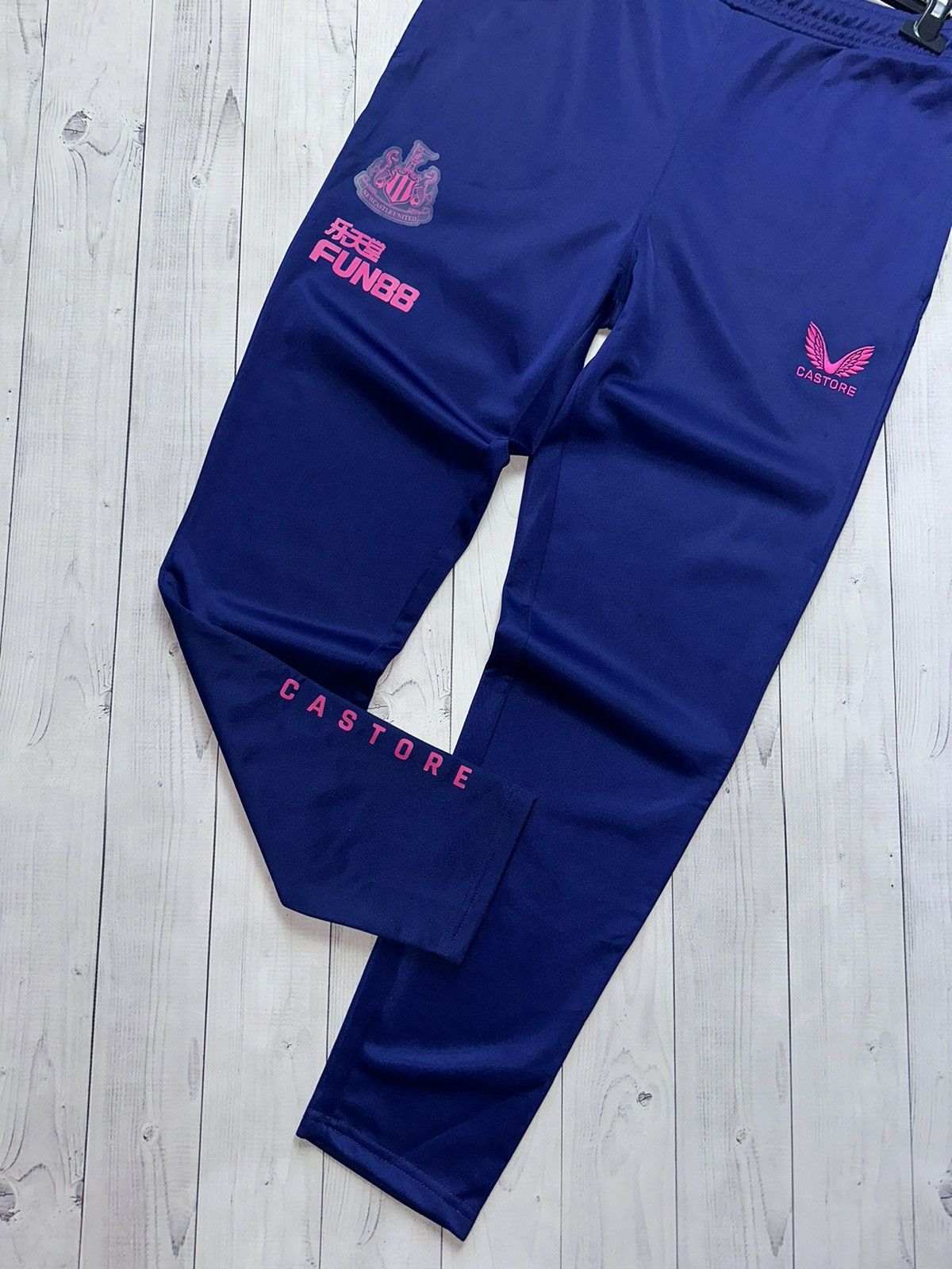 Castore × Vintage Castore New Castle United soccer joggers size M Size US 32 / EU 48 - 2 Thumbnail
