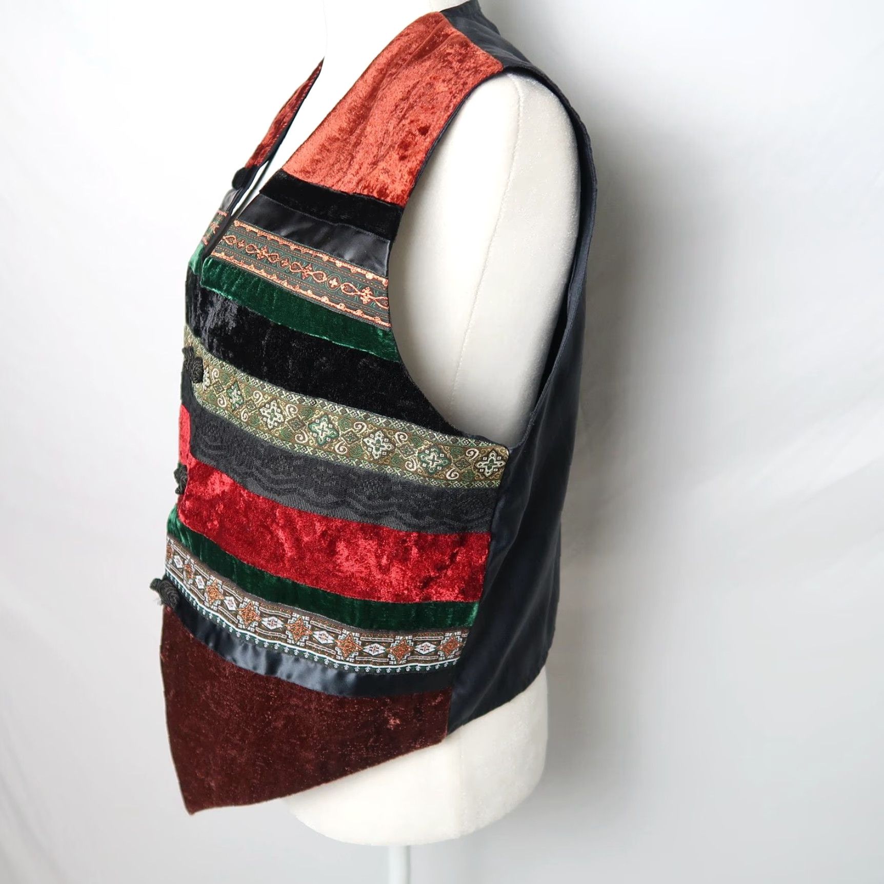 Velvet VINTAGE Sheri E Vest Velvet Embroidered 90s Red Black Green Striped Button Front M Womens Size M / US 6-8 / IT 42-44 - 3 Thumbnail