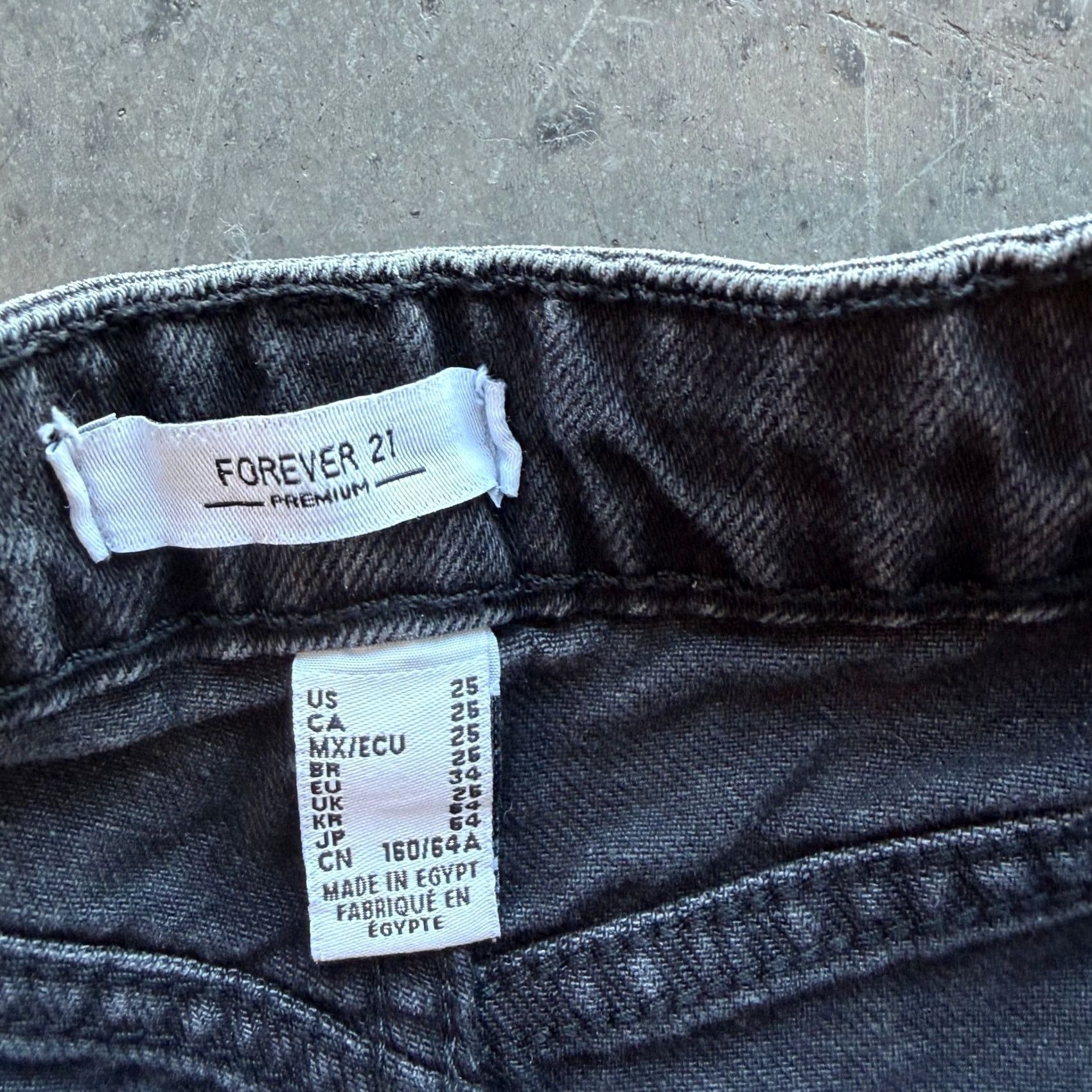 Forever 21 VINTAGE Y2K Forever 21 Black Fray Cutoff Distressed Skater Mini Shorts 25 Womens Size 42" / US 20 - 3 Thumbnail