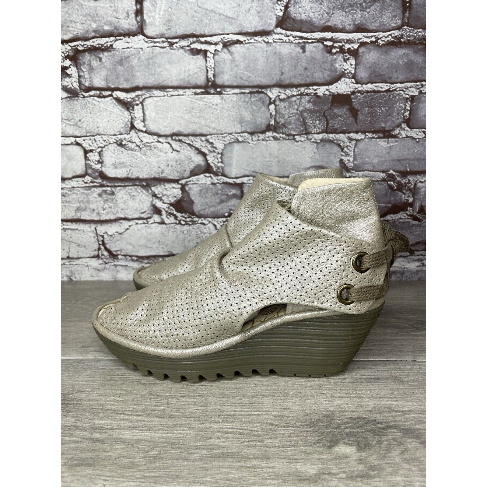 Fly London FLY London Yake Pearl White Leather Perforated Back Lace Wed Size US 7.5 / IT 37.5 - 9 Thumbnail