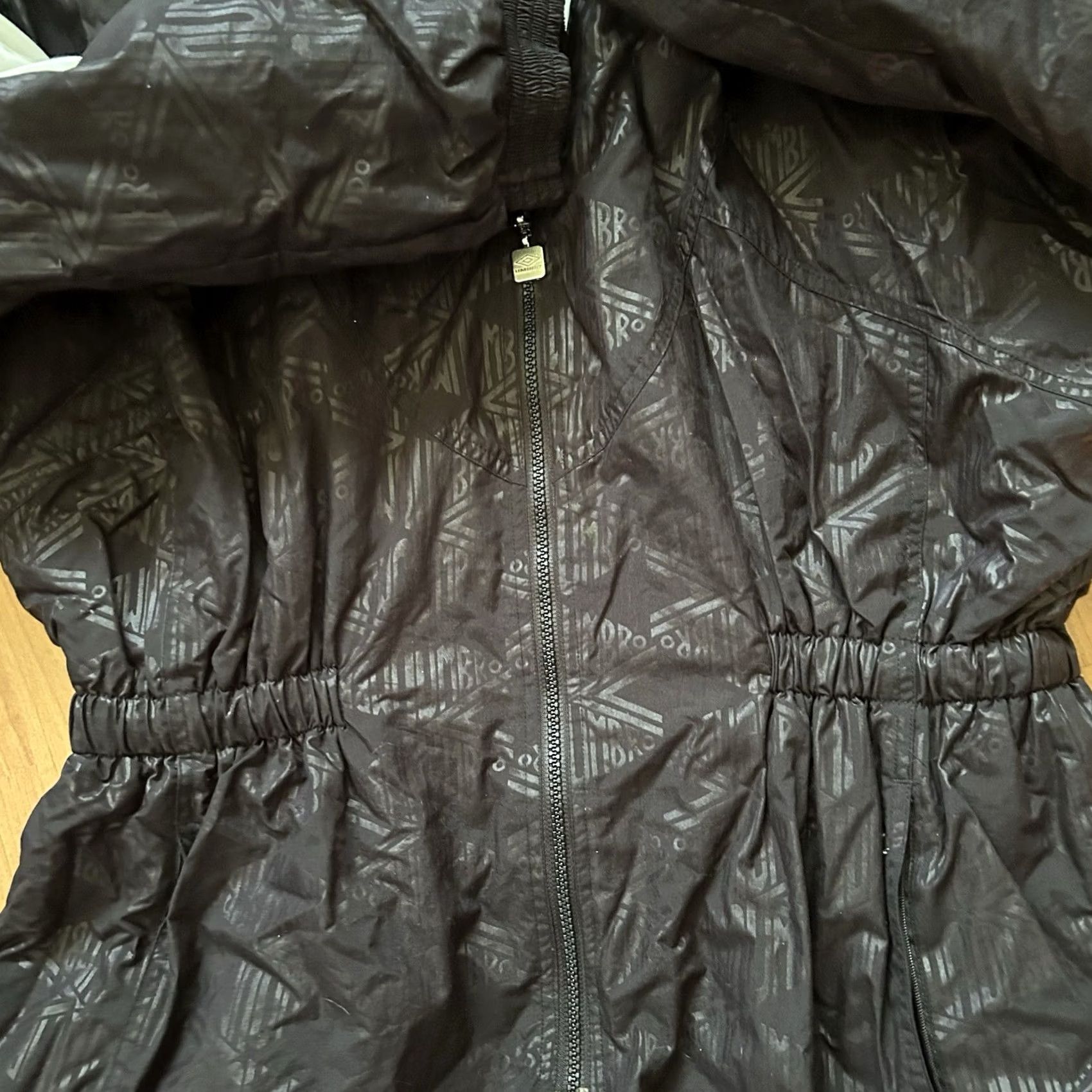 Umbro VINTAGE Umbro Nylon Puffer Jacket Women 90s Cinch Waist M Black Jacket Womens 90s Umbro Nylon Puffer Shorter Title Size M / US 6-8 / IT 42-44 - 4 Thumbnail