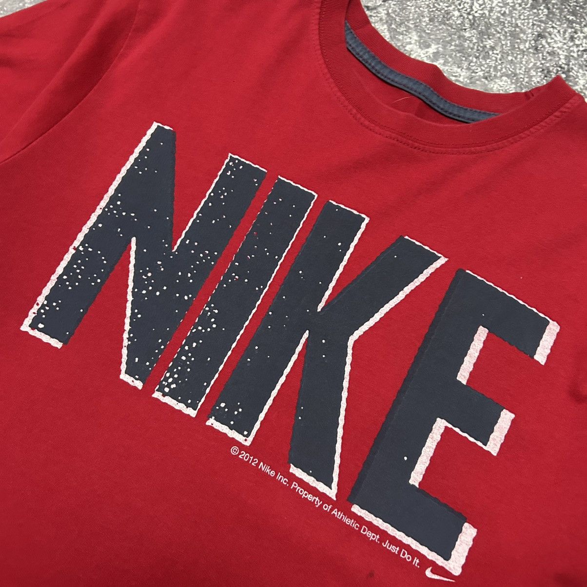 Nike Vintage Nike 2012 Big Logo Streetwear red y2k tee size L Size US L / EU 52-54 / 3 - 3 Thumbnail