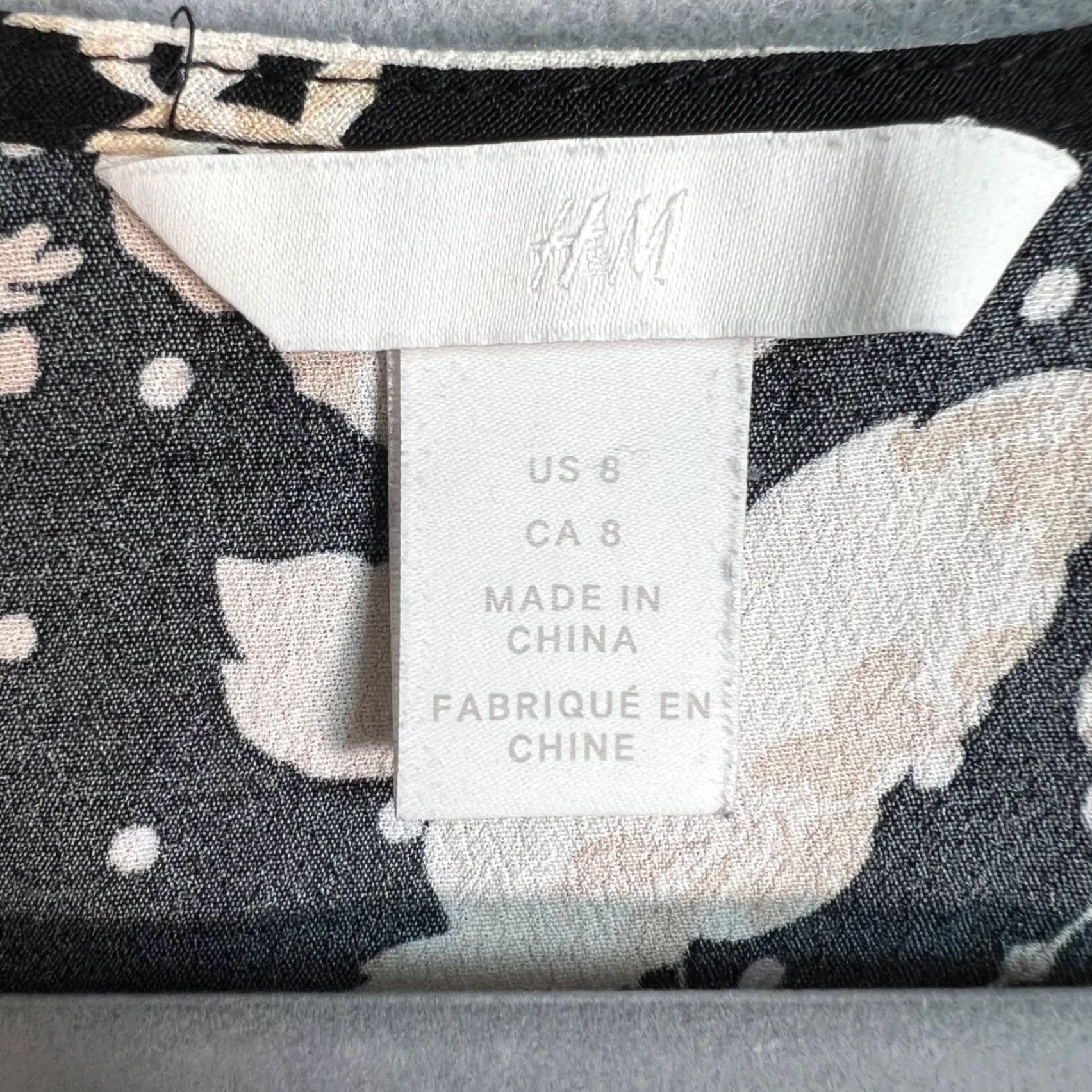 H&M H&M Womens Blouse Size 8 Black Polyester Floral Long Sleeve V-Neck Button Basic Lightweight Regular Size M / US 6-8 / IT 42-44 - 3 Thumbnail