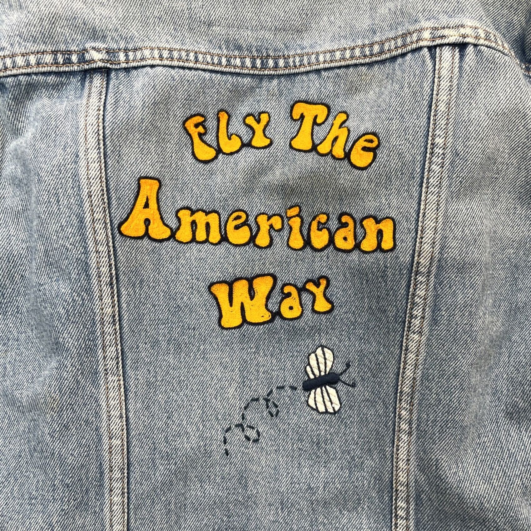Levi's VINTAGE Levi's Jacket Womens Small Blue Embroidered Trucker Denim American Bee Boho Rare Size S / US 4 / IT 40 - 2 Thumbnail