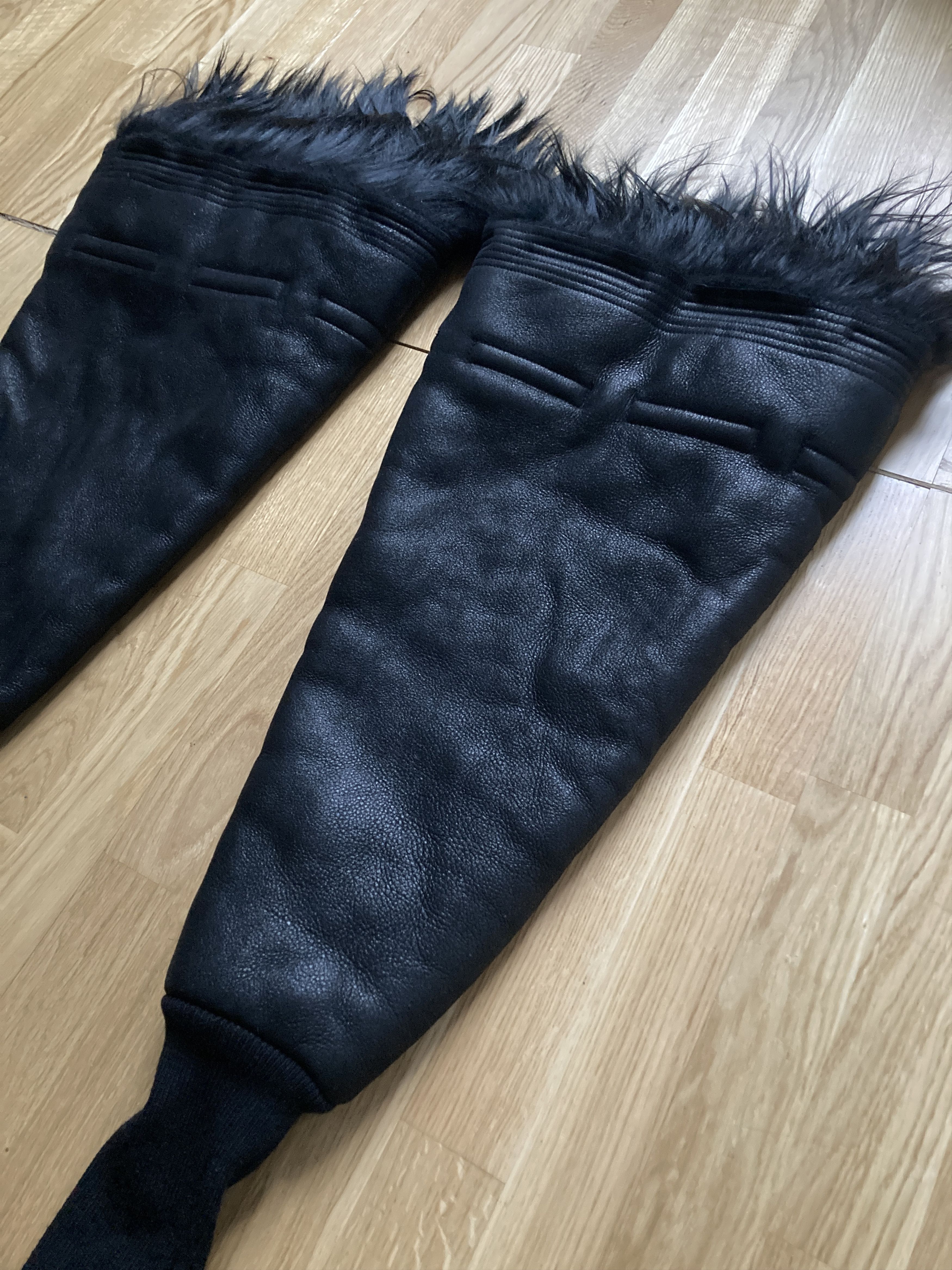 Rick Owens F/W 22 “STROBE” Shearling Leather Goat Hair Gauntlets Size ONE SIZE - 6 Thumbnail