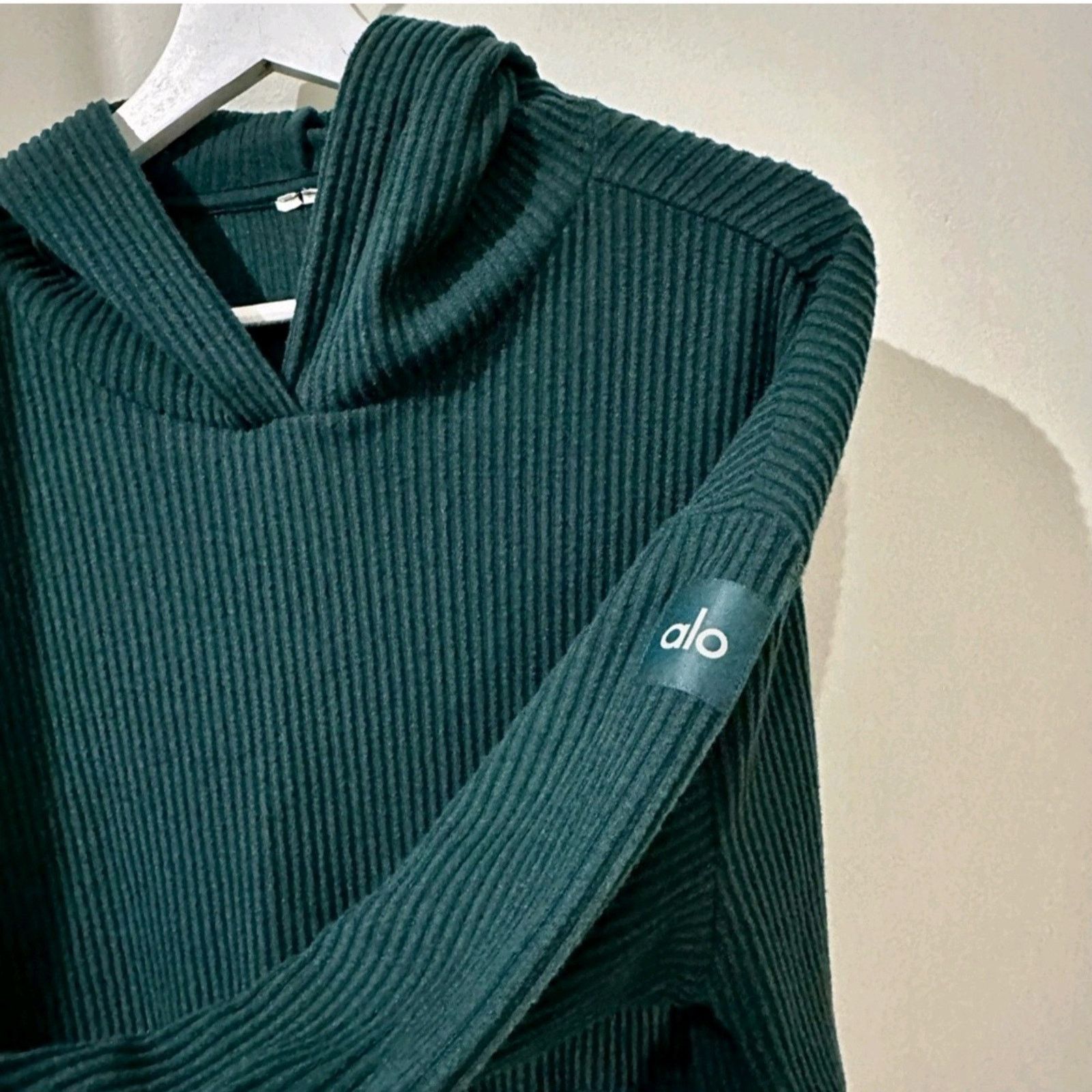 Alo Alo Yoga Women’s Green Muse Hoodie Cropped Size XS Size XS / US 0-2 / IT 36-38 - 5 Thumbnail