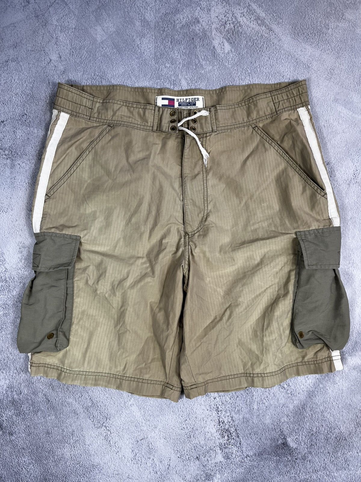 Tommy Hilfiger Vintage Tommy Hilfiger nylon shorts streetwear Y2K style L Size US 34 / EU 50 - 1 Thumbnail