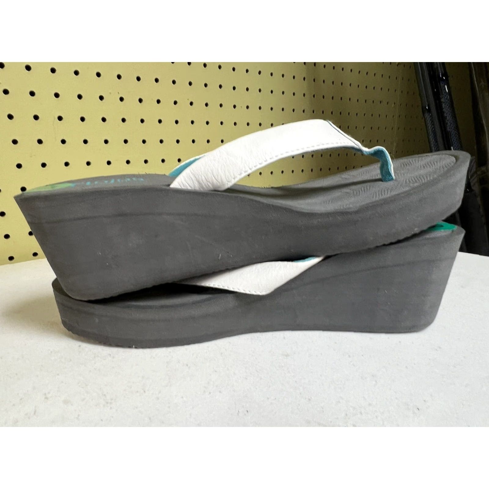 Vintage Flojos Women’s Sandal 8 Gray Wedge Thong Olivia NWT Size US 8 / IT 38 - 5 Thumbnail