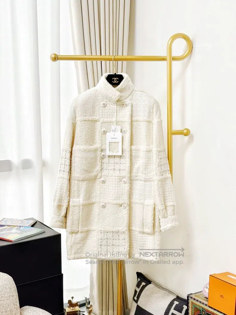 Chanel Chanel 21K heavy industry milky white sequin stitching dou Size XS / US 0-2 / IT 36-38 - 1 Thumbnail