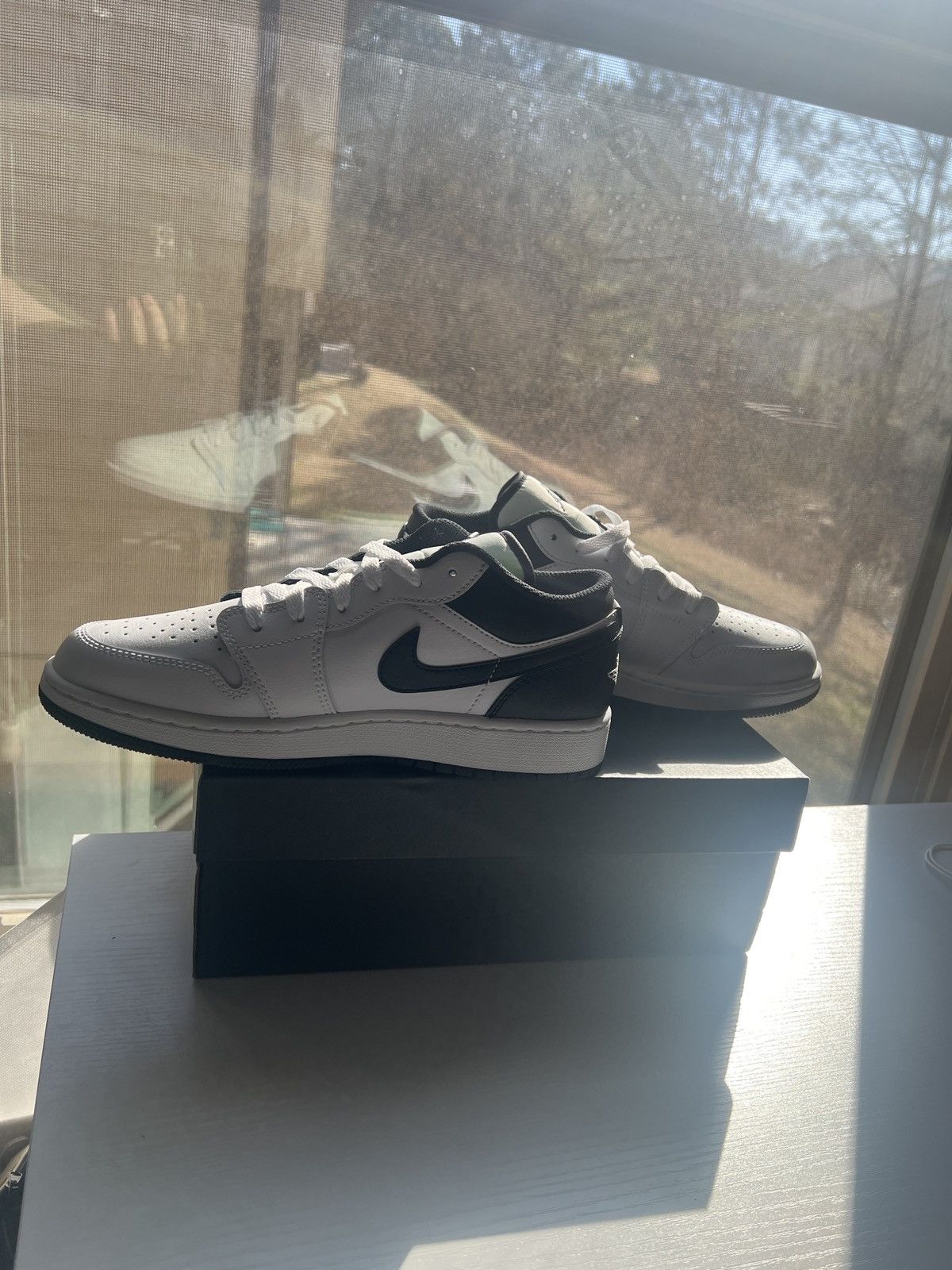 Jordan Brand × Nike Air Jordan 1 Low (GS) Size US 6 / EU 39 - 2 Thumbnail