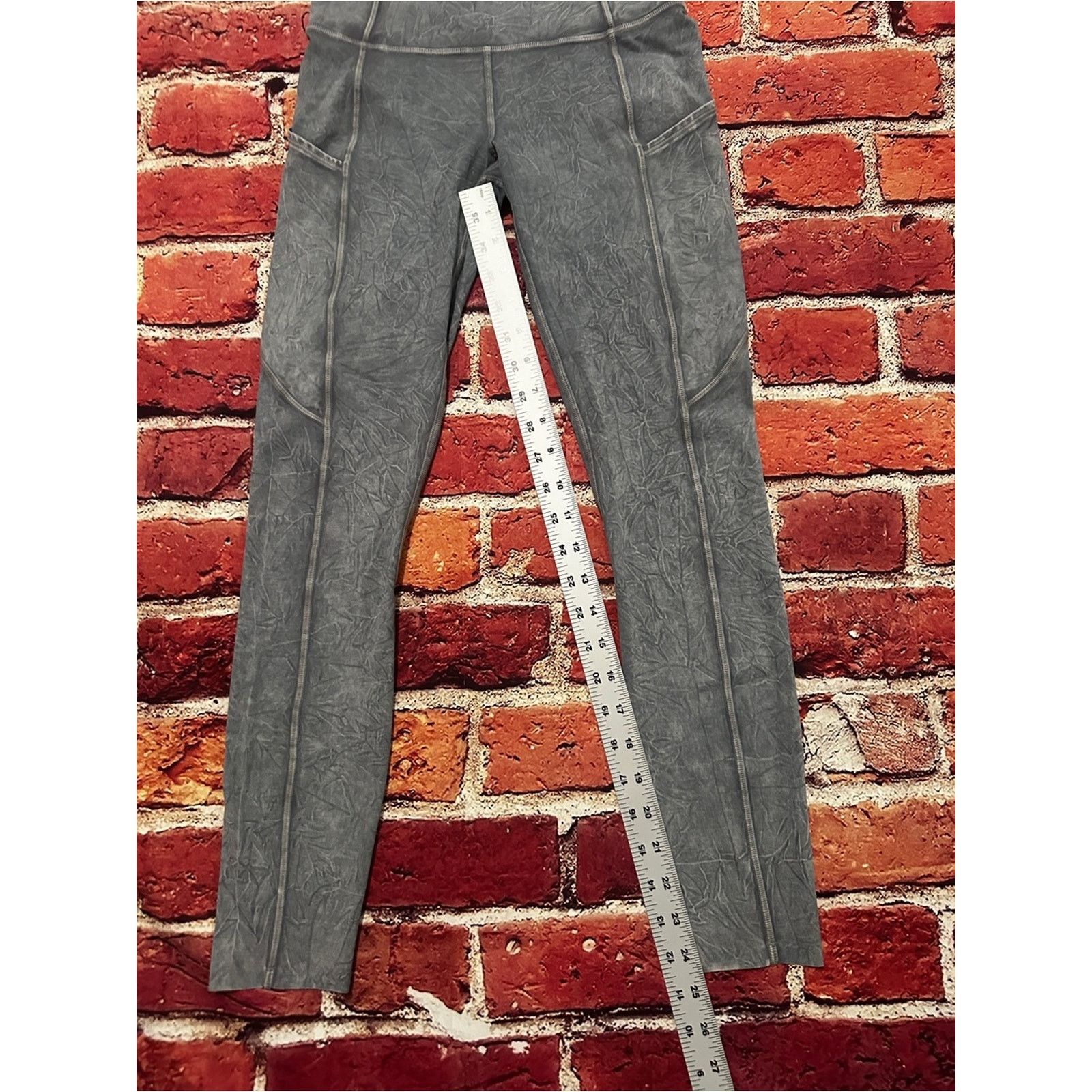 Lululemon Lululemon Fast & Free High-Rise Tights in a grey ice dye Size 27" / US 4 / IT 40 - 7 Thumbnail