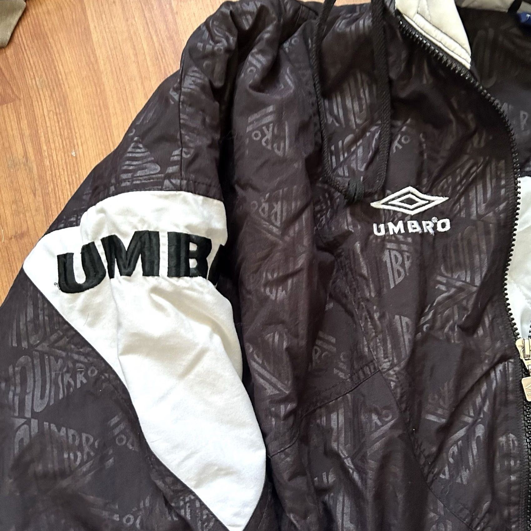 Umbro VINTAGE Umbro Nylon Puffer Jacket Women 90s Cinch Waist M Black Jacket Womens 90s Umbro Nylon Puffer Shorter Title Size M / US 6-8 / IT 42-44 - 2 Thumbnail