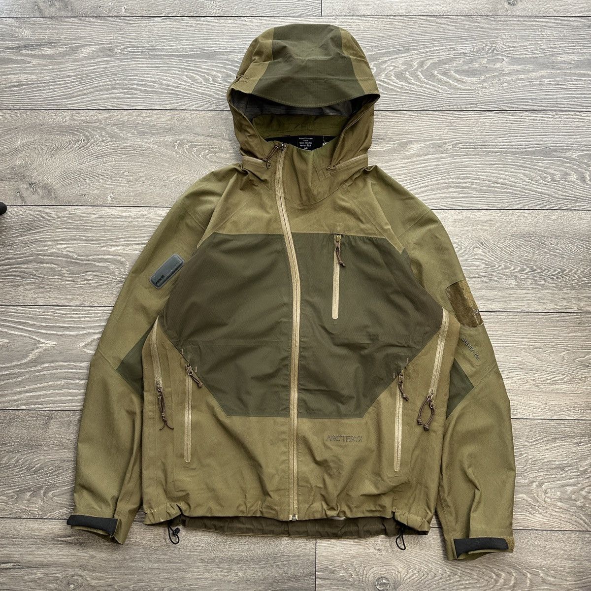 Arc'teryx F/W 23 Alpha SV 24K Gold Dark Magic / Gorpcore / Gore
