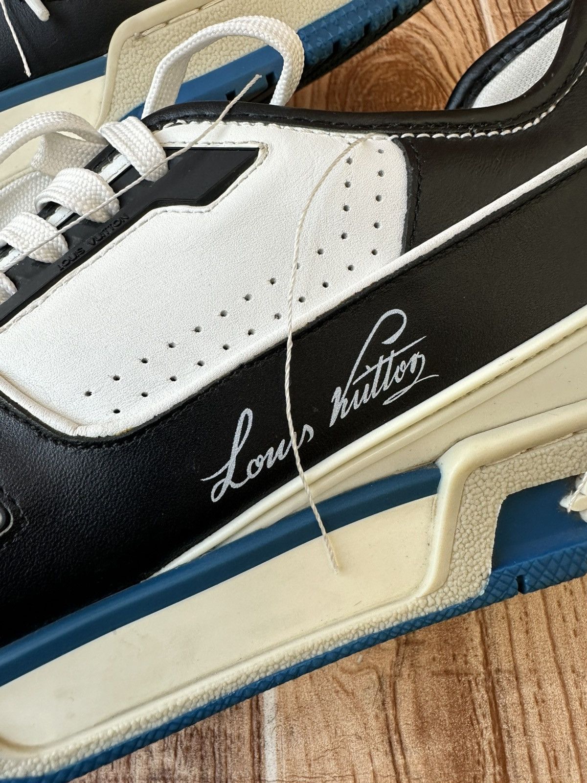 Louis Vuitton Louis Vuitton X Virgil Abloh Leather Lowtops Size US 9 / EU 42 - 13 Thumbnail