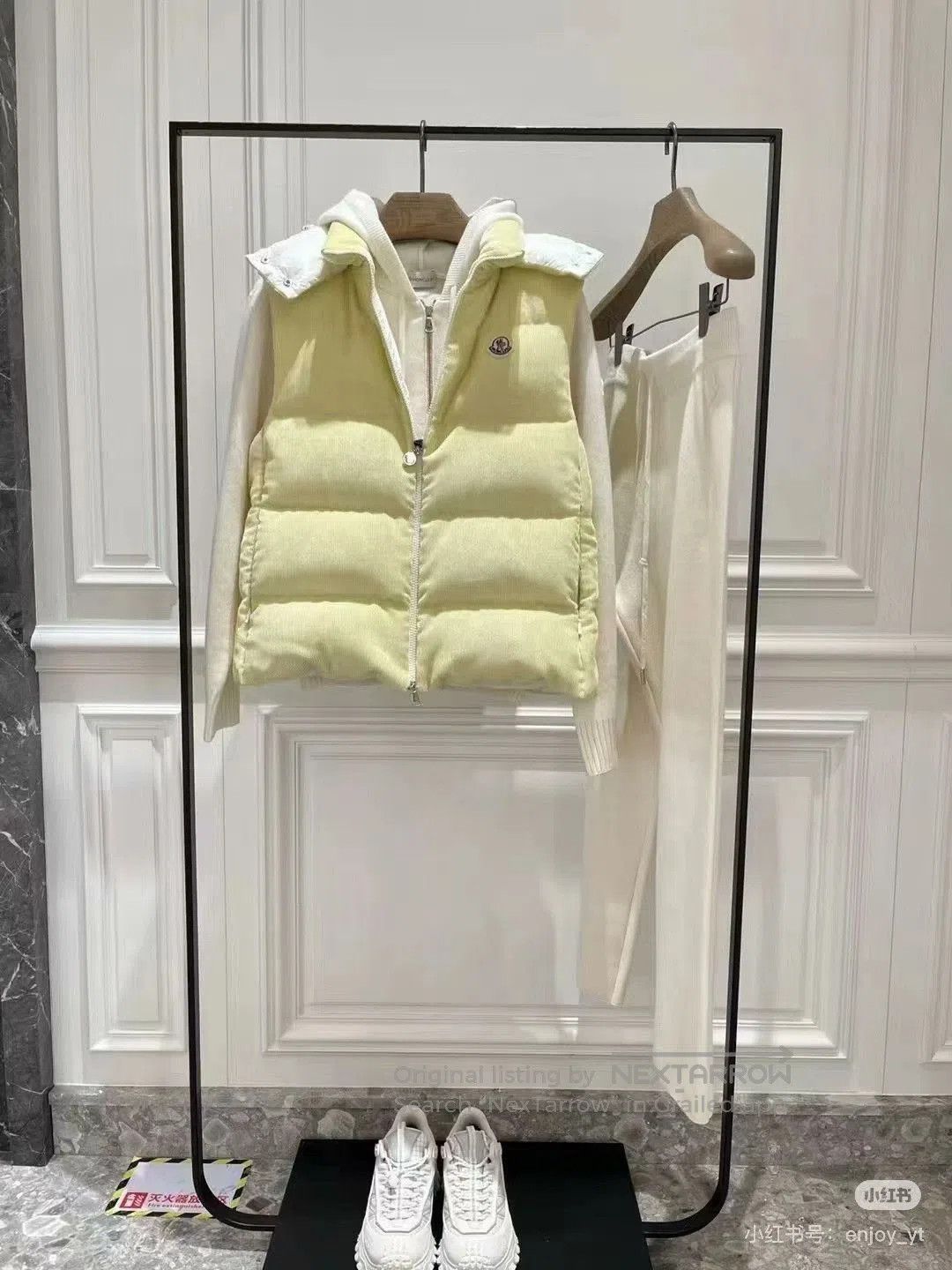 Moncler Moncler Women's Vest. Size M / US 6-8 / IT 42-44 - 2 Thumbnail