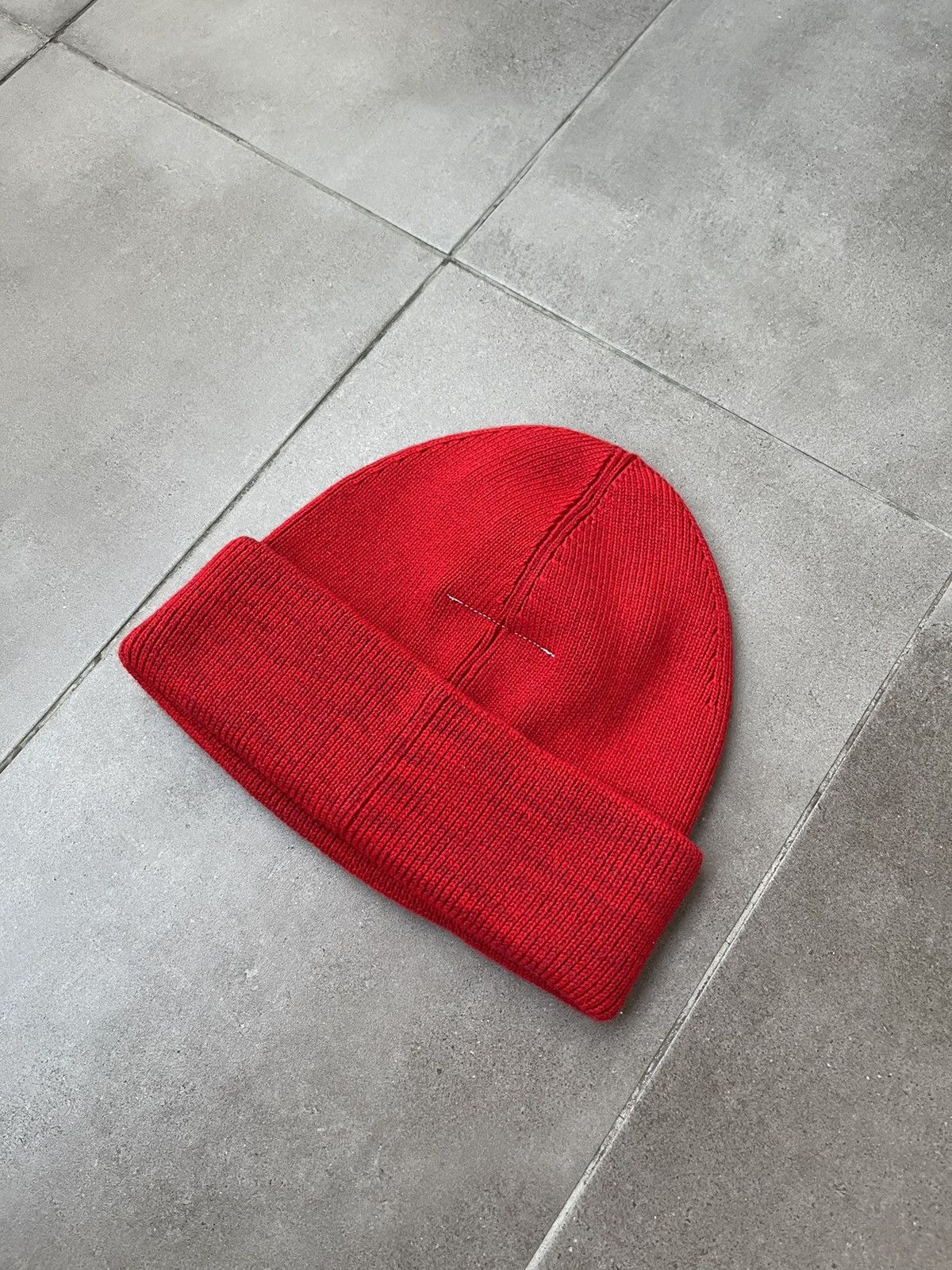 Maison Margiela !DS! AW22 Maison Margiela White Stitch Knitted Red Beanie Size ONE SIZE - 6 Thumbnail