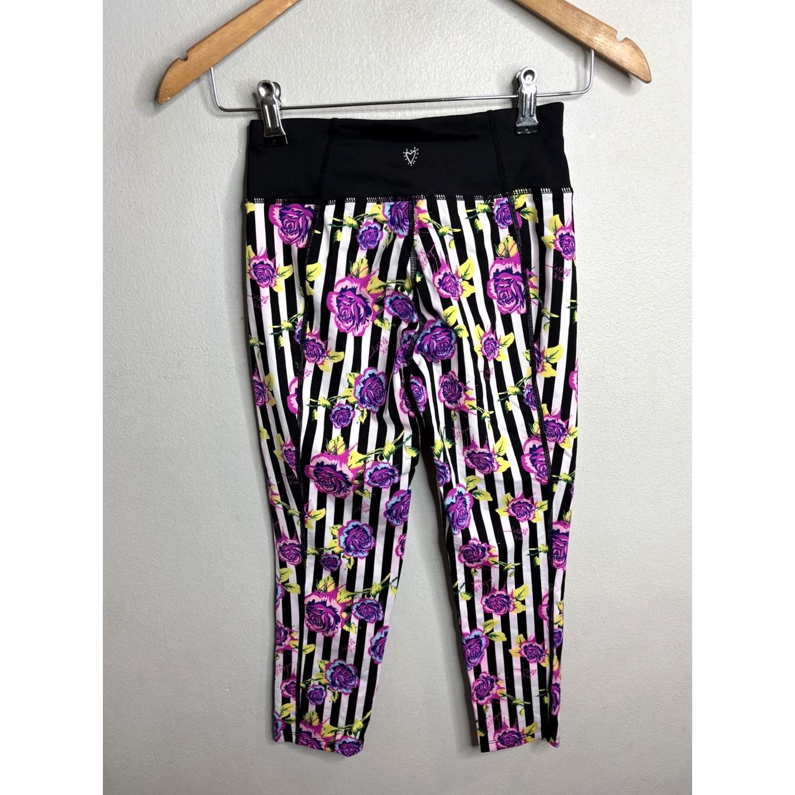 Betsey Johnson Betsey Johnson Leggings Womens XS Rose Floral Print Crop Performance Gym Size 26" / US 2 / IT 38 - 4 Thumbnail