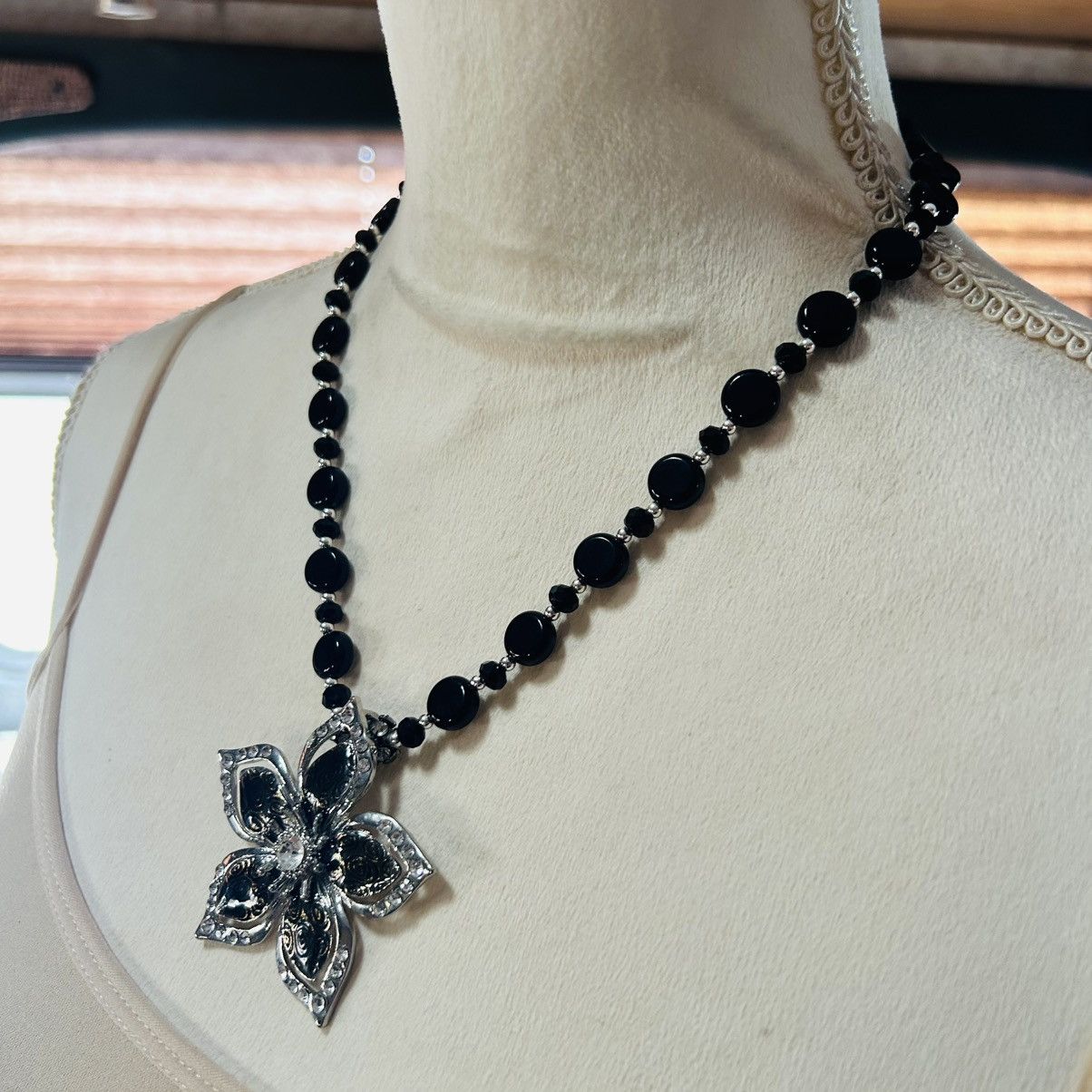 Handmade Handcrafted stone flower pendant beaded necklace Size ONE SIZE - 3 Thumbnail