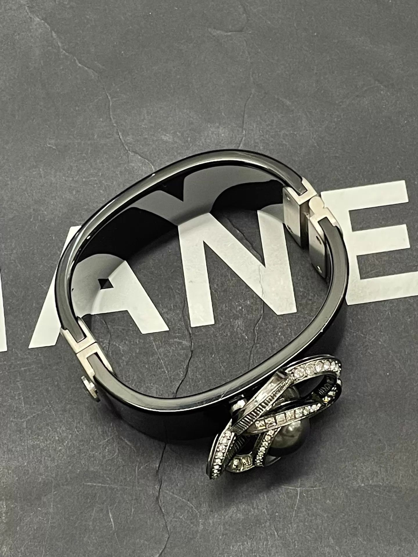 Chanel Chanel Black 3D Camellia Acrylic Bracelet Size ONE SIZE - 4 Thumbnail