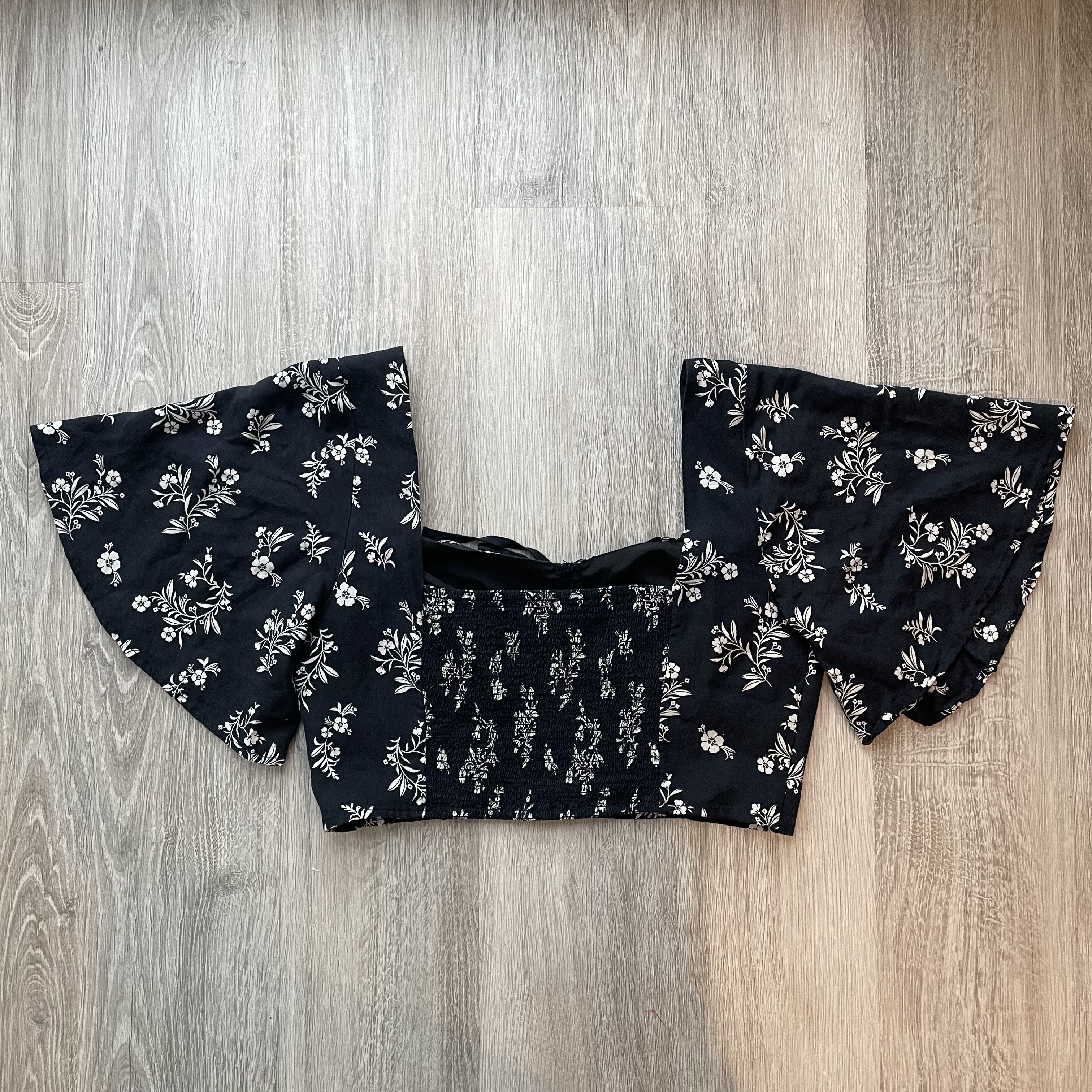 Forever 21 Forever 21 Floral Tie-Front Flutter Sleeve Crop Top M Size M / US 6-8 / IT 42-44 - 9 Thumbnail